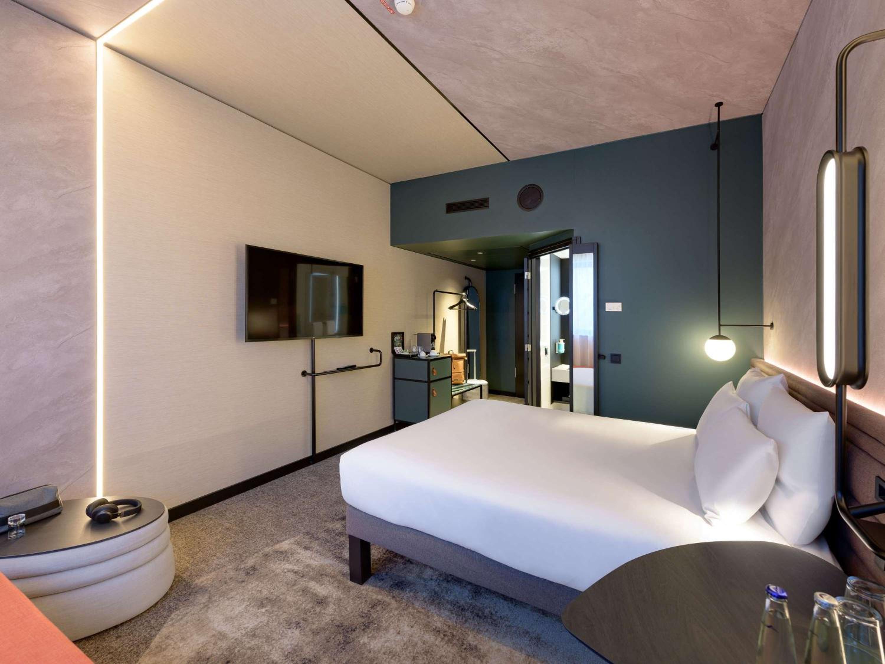 Standard Room with double bed and sofa - Photo 7