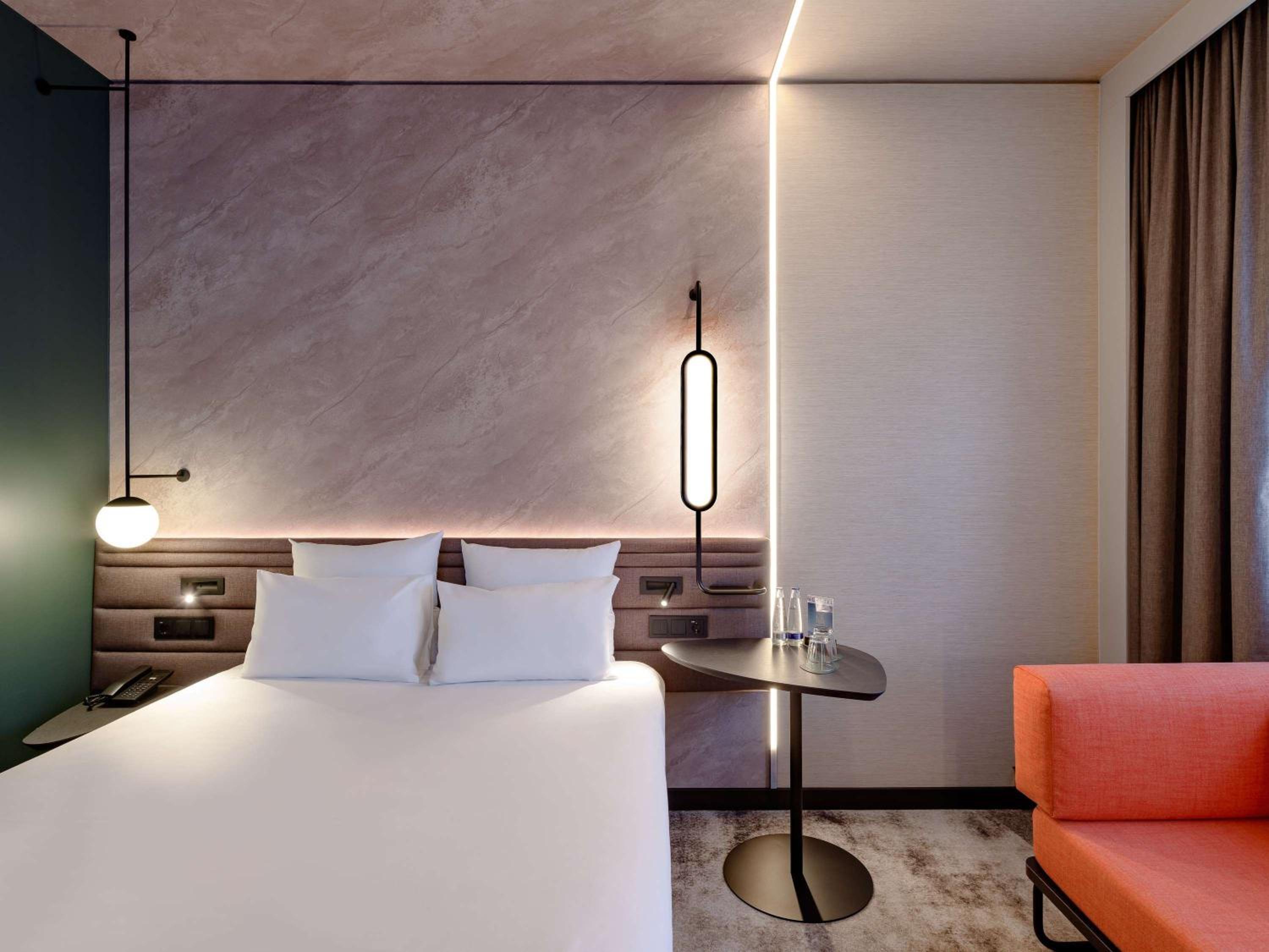 Standard Room with double bed and sofa - Photo 8