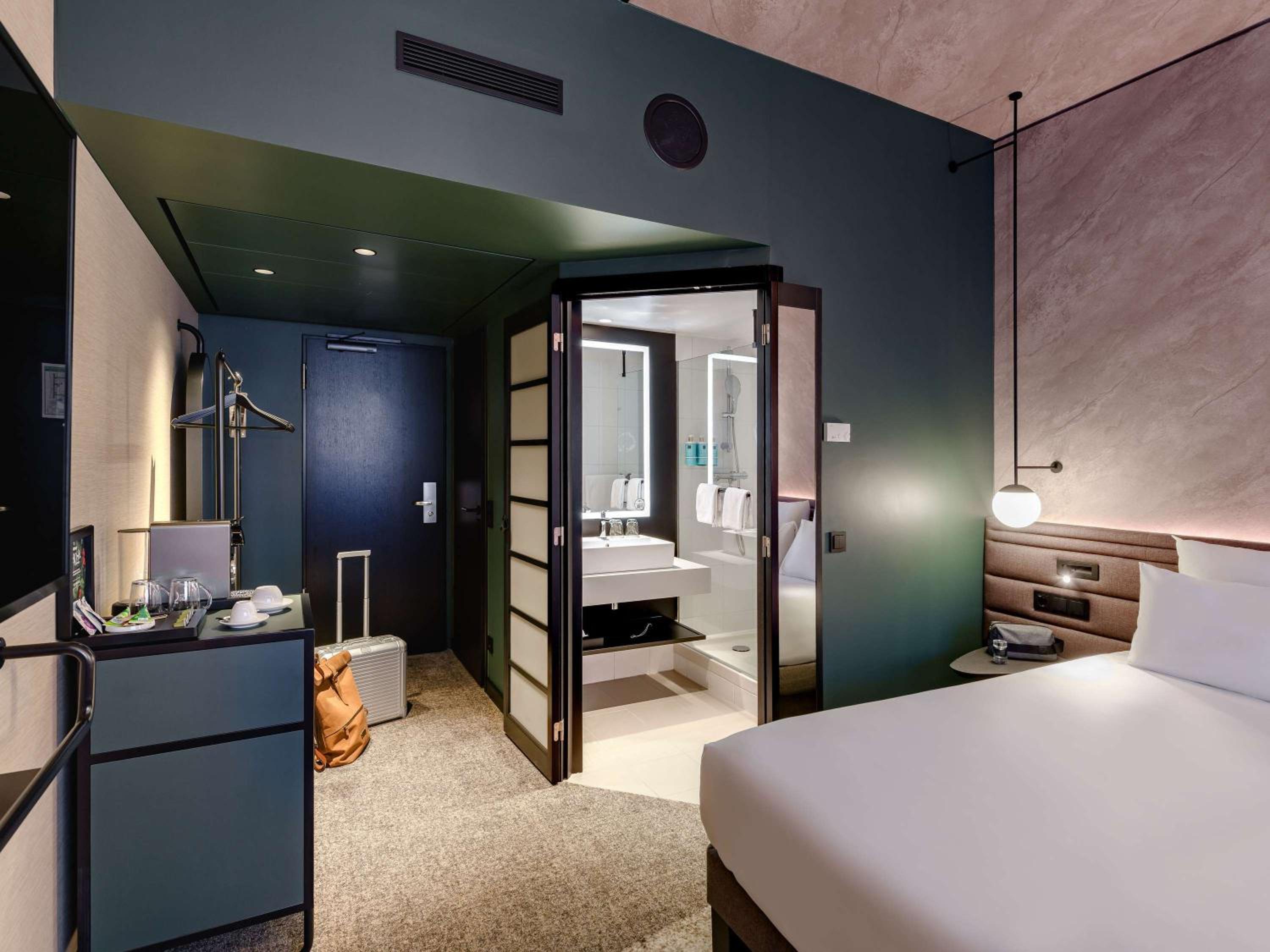 Standard Room with double bed and sofa - Photo 11