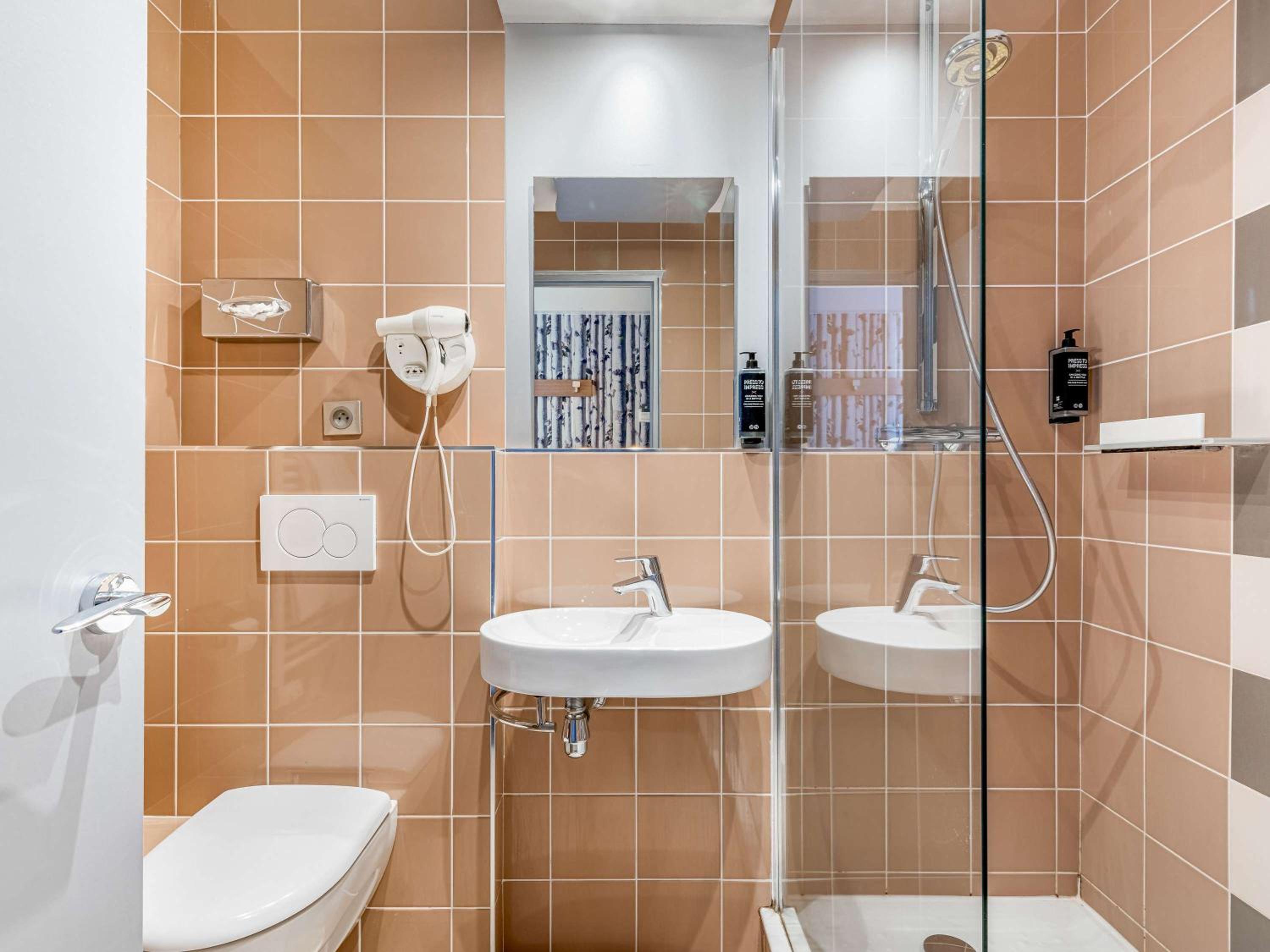 Standard Double Room - Photo 7