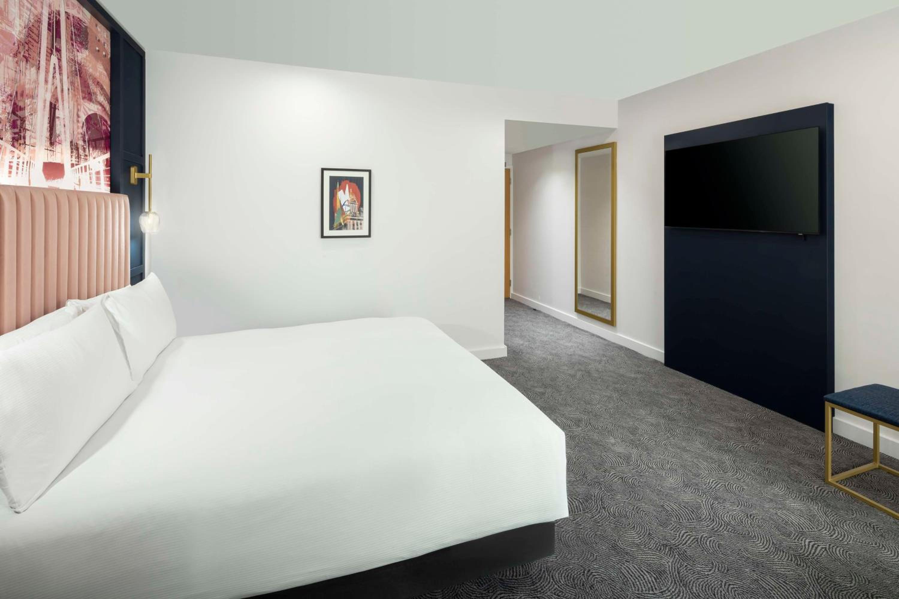 King Room - Mobility Accessible  - Photo 1
