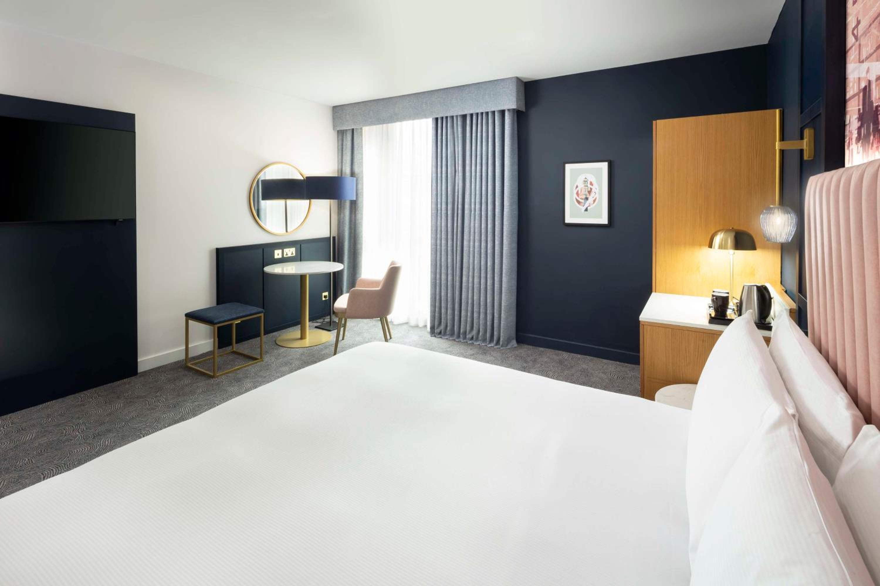 King Room - Mobility Accessible  - Photo 2