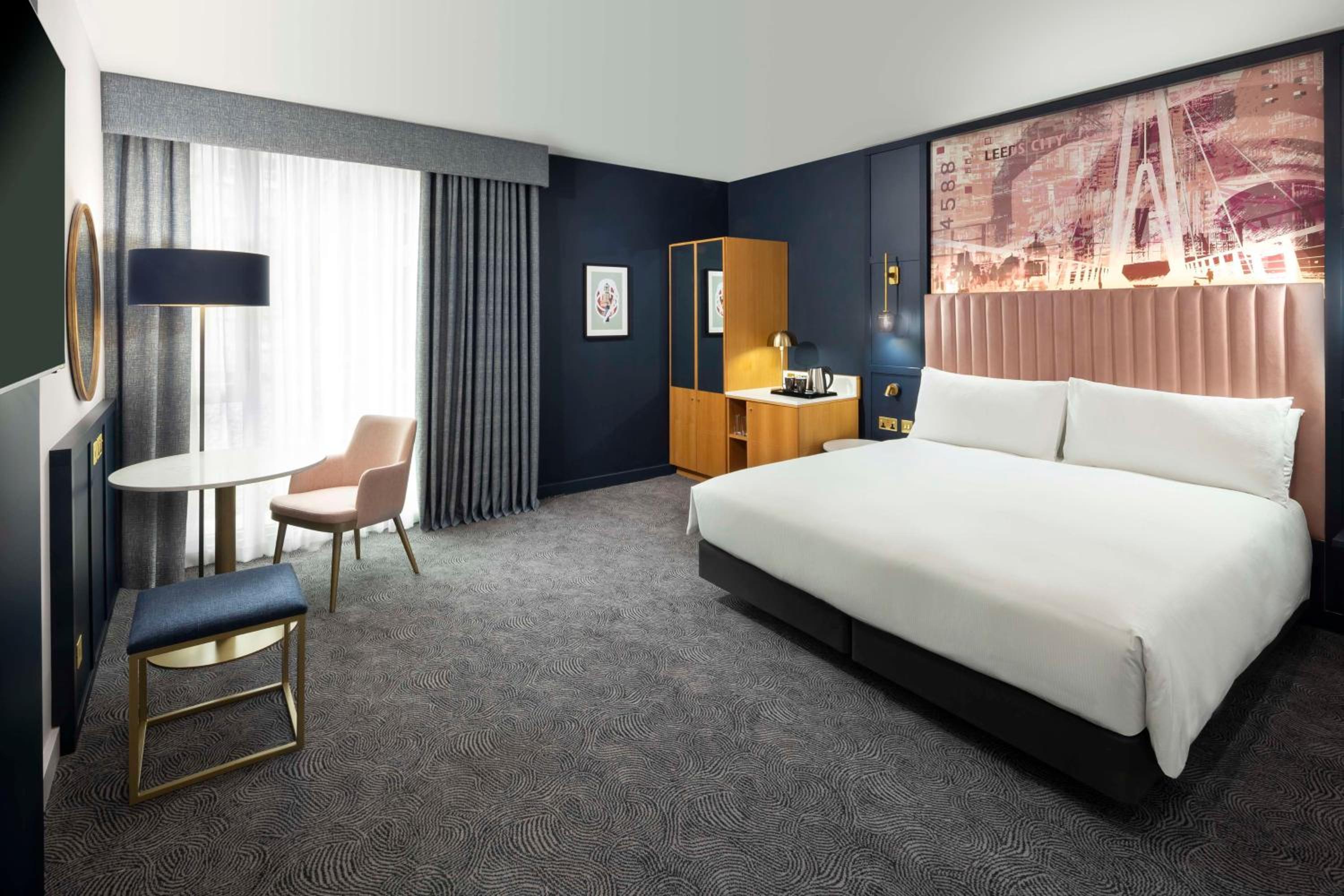 King Room - Mobility Accessible  - Photo 3
