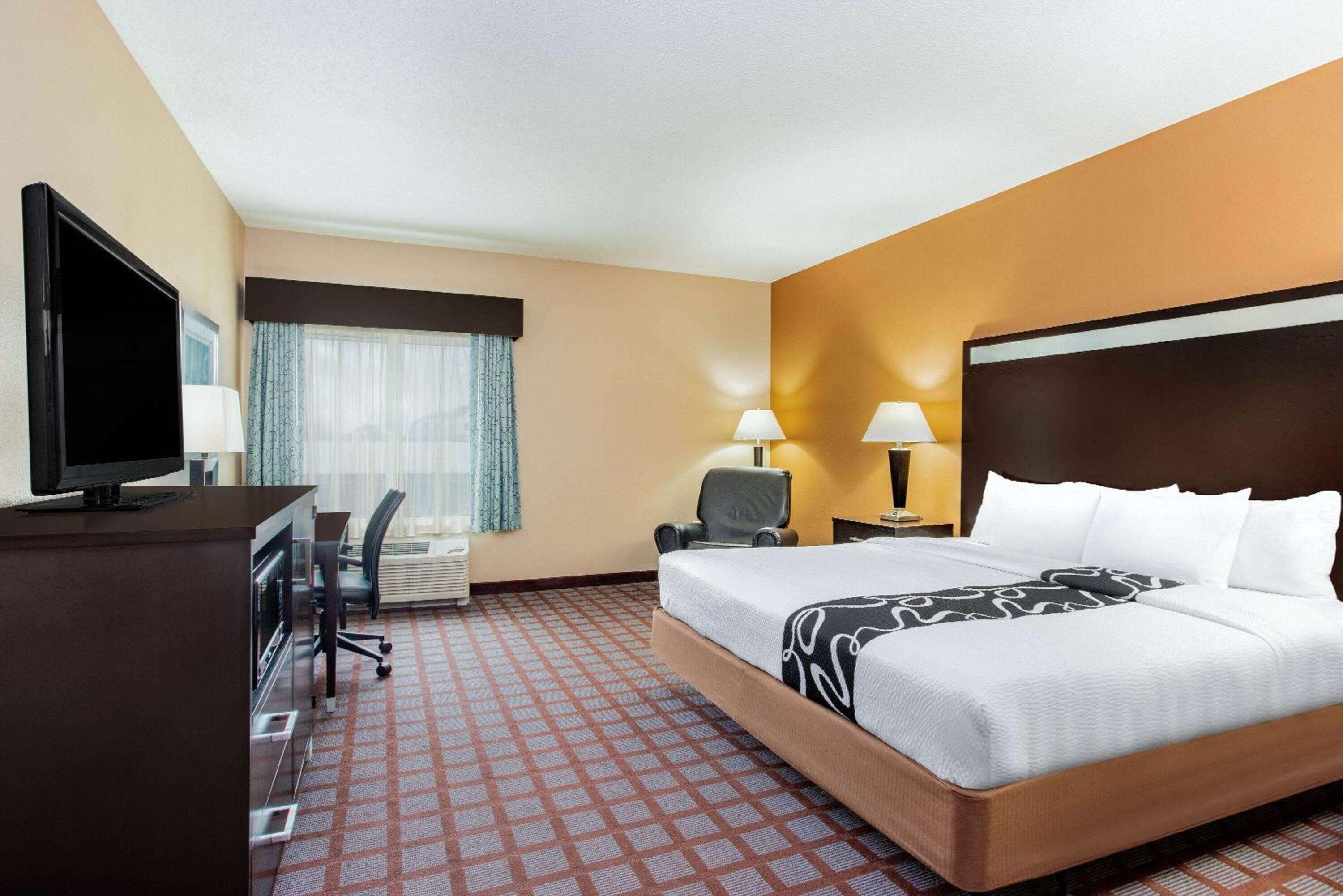 King Room with Roll-in Shower - Mobility Access/Non-Smoking