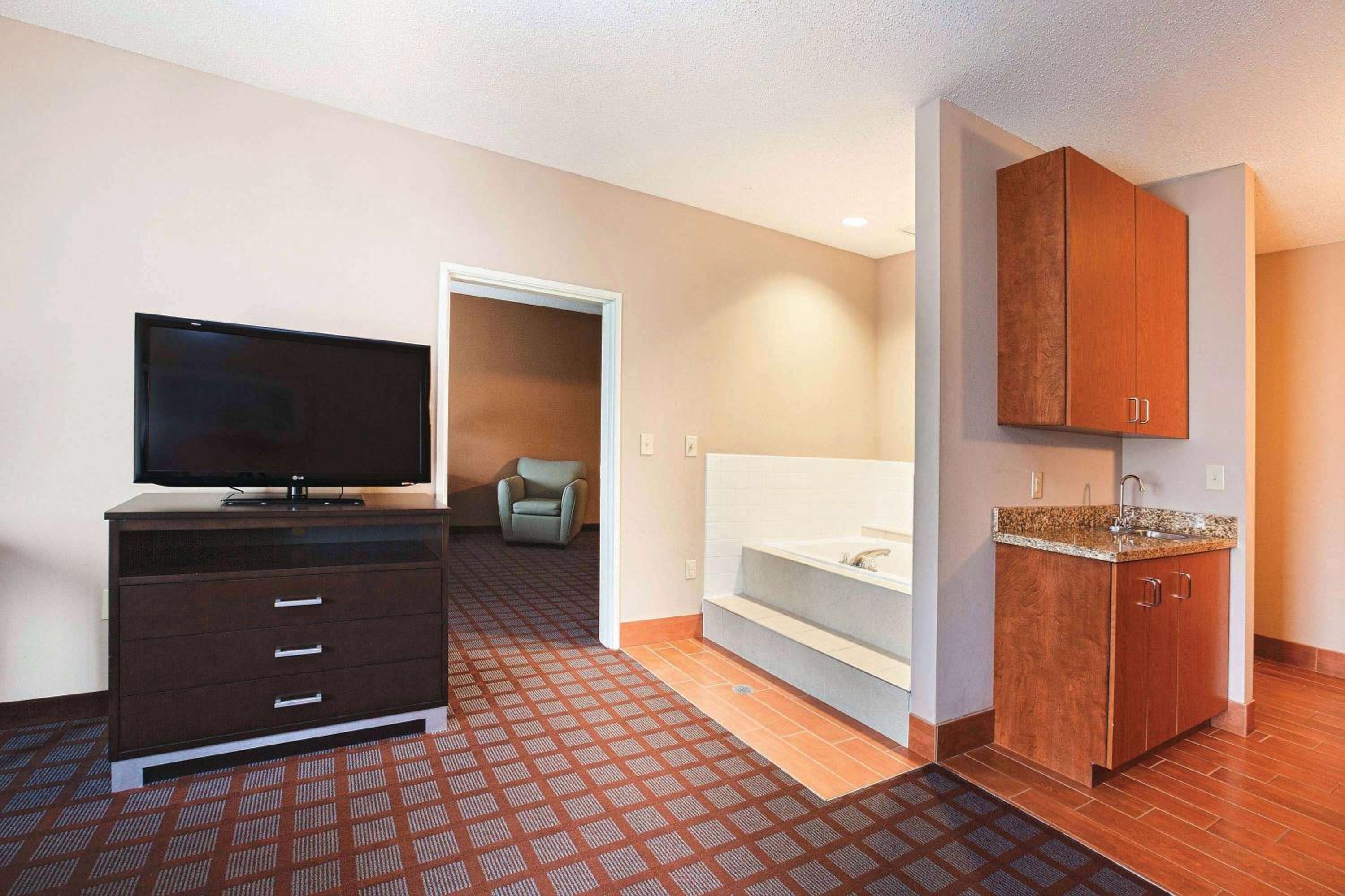 1 King Bed, One-Bedroom Suite, Jetted Tub, Non-Smoking