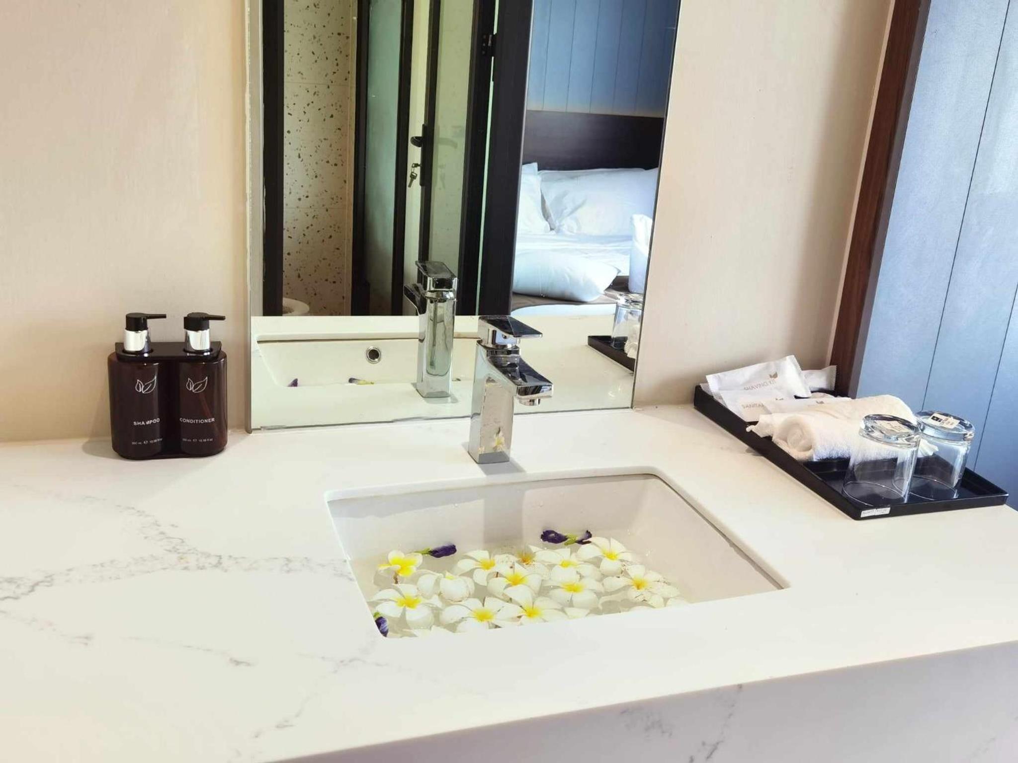 Deluxe Double Room with Balcony - Photo 6