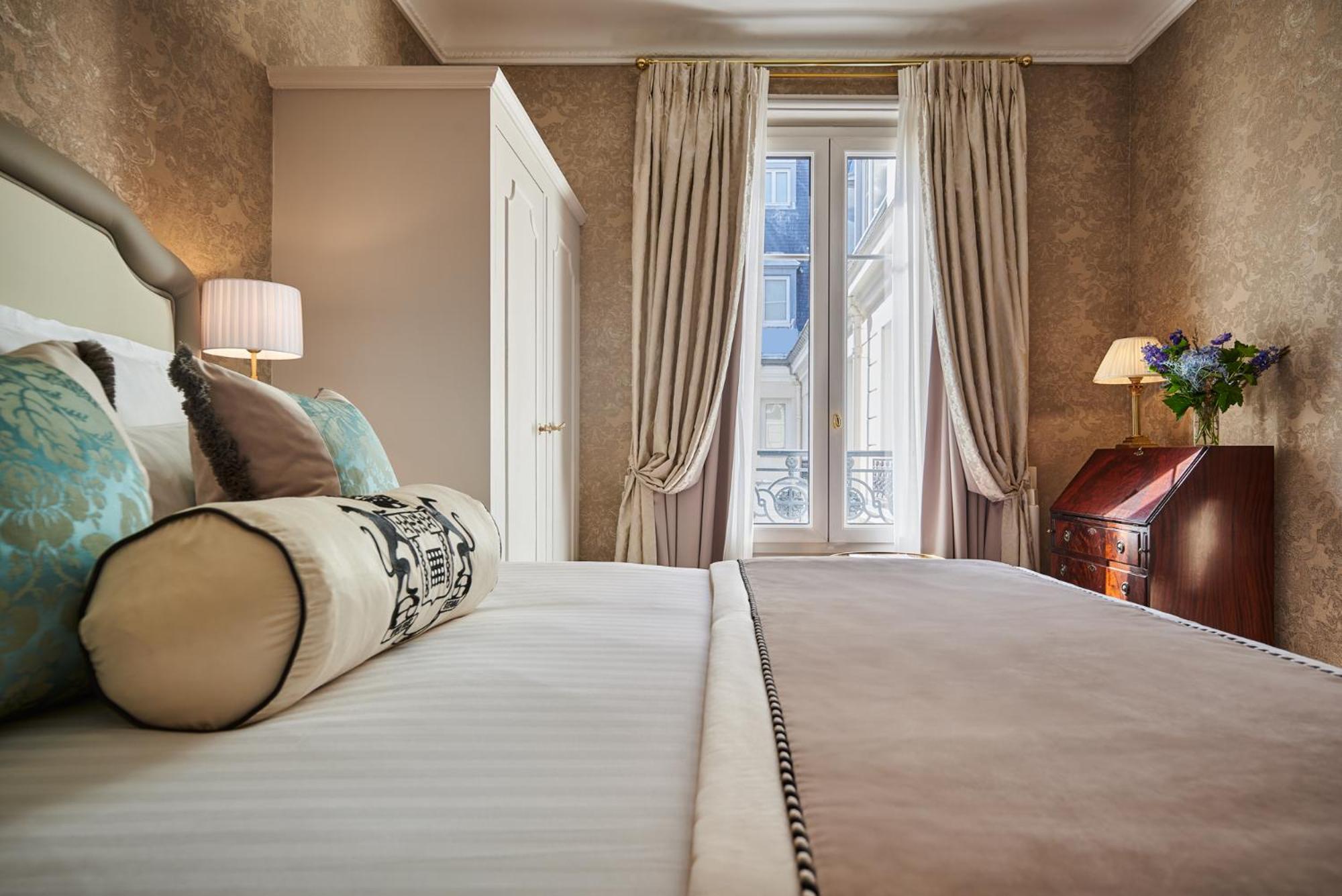 Deluxe Room thumbnail 5