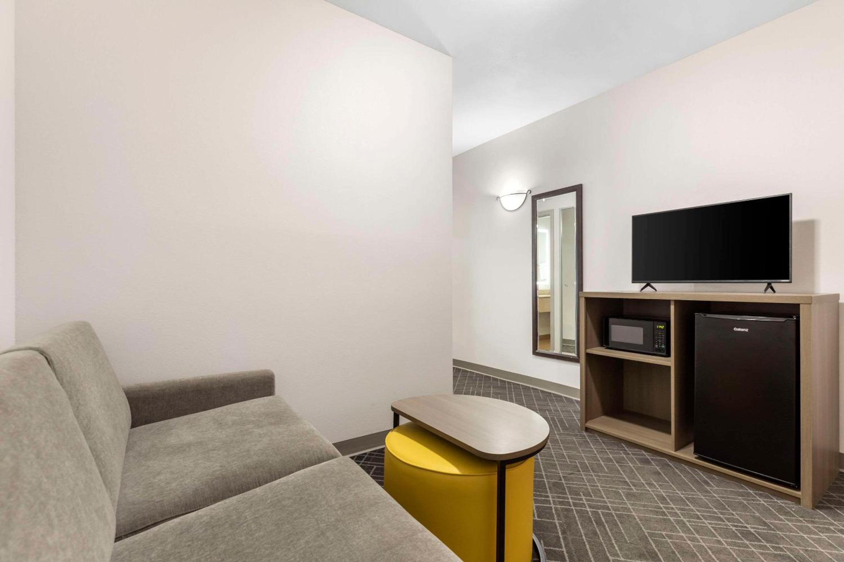 King Room - Non-Smoking - Photo 3