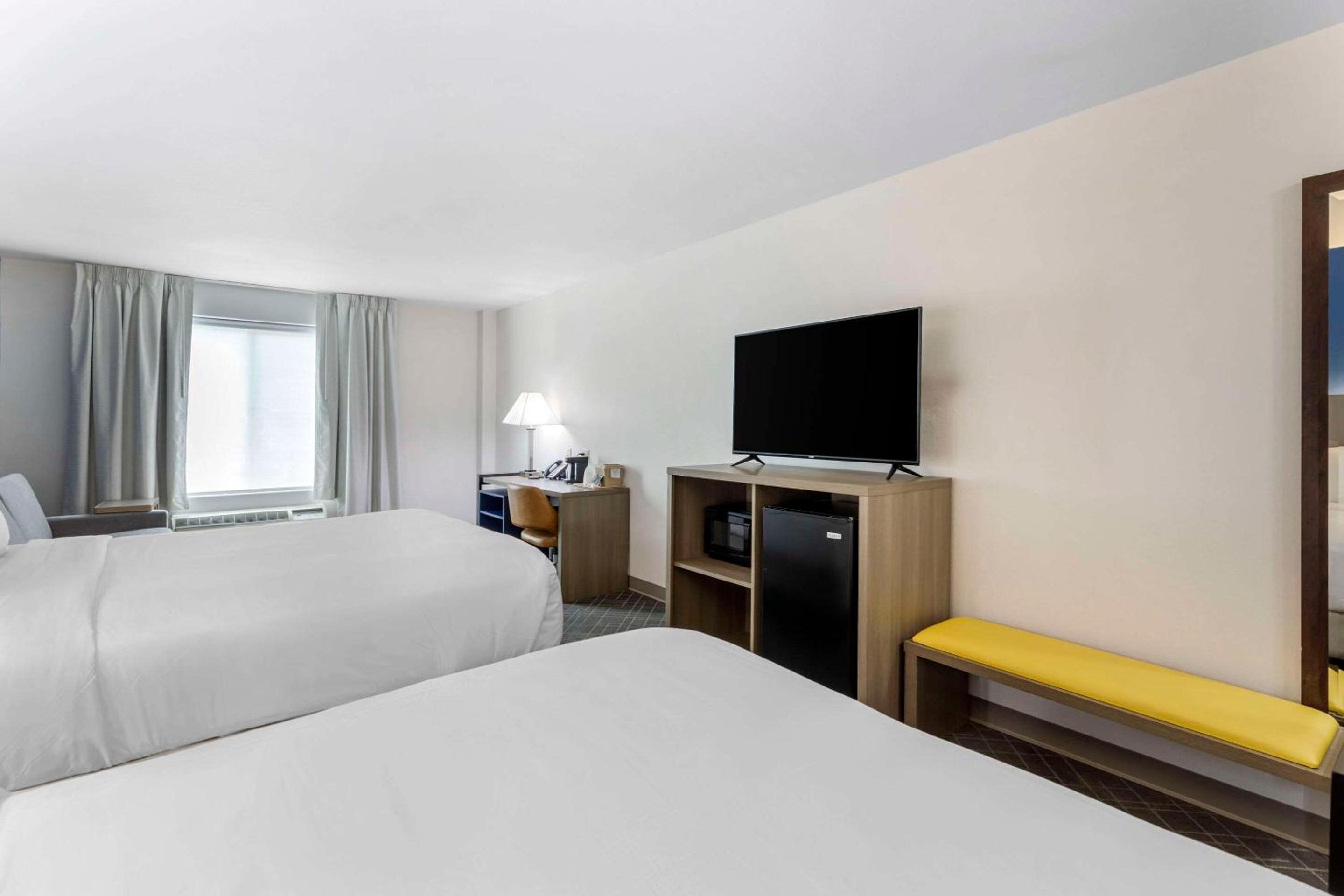 Queen Room with Two Queen Beds - Non-Smoking - Photo 1