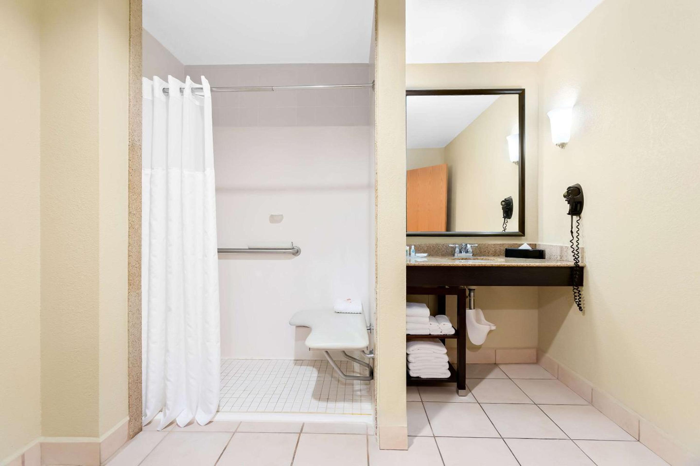 King Suite - Accessible /non-smoking first floor/ Roll in Shower - Photo 4