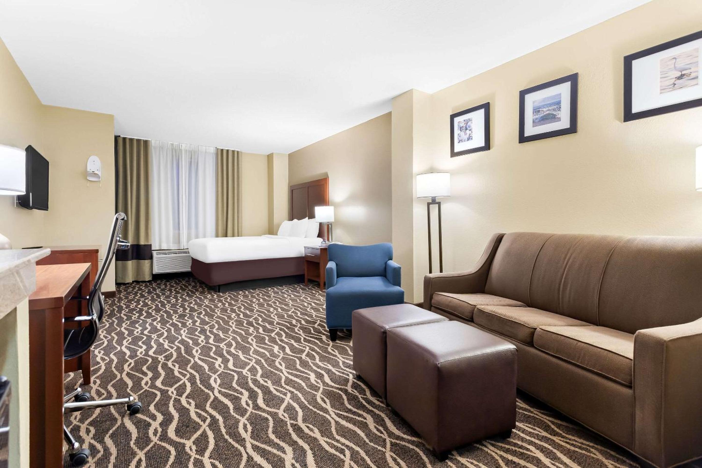 Queen Suite - Accessible/Non-Smoking - Photo 4