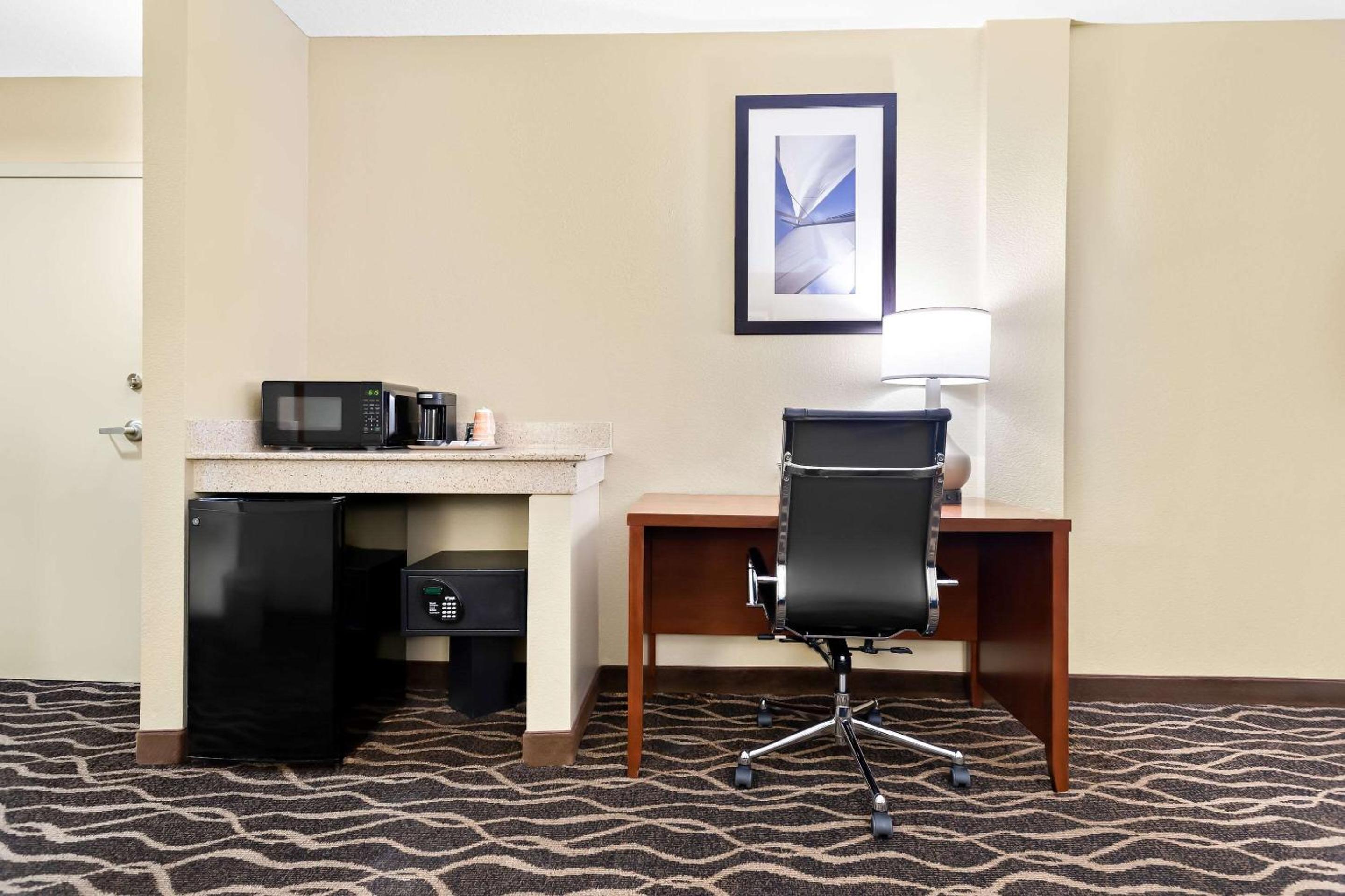 King Suite - Non-Smoking - Photo 3