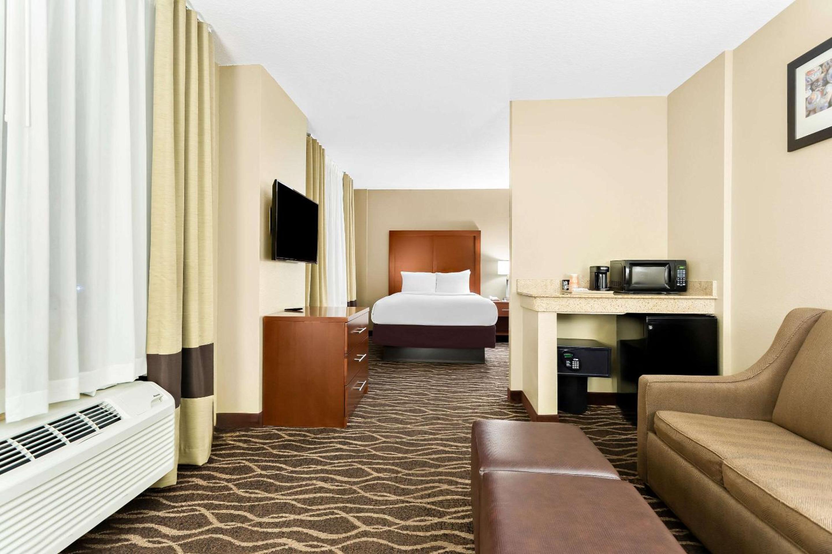 Queen Suite with Two Queen Beds - Accessible/Non-Smoking - Photo 3