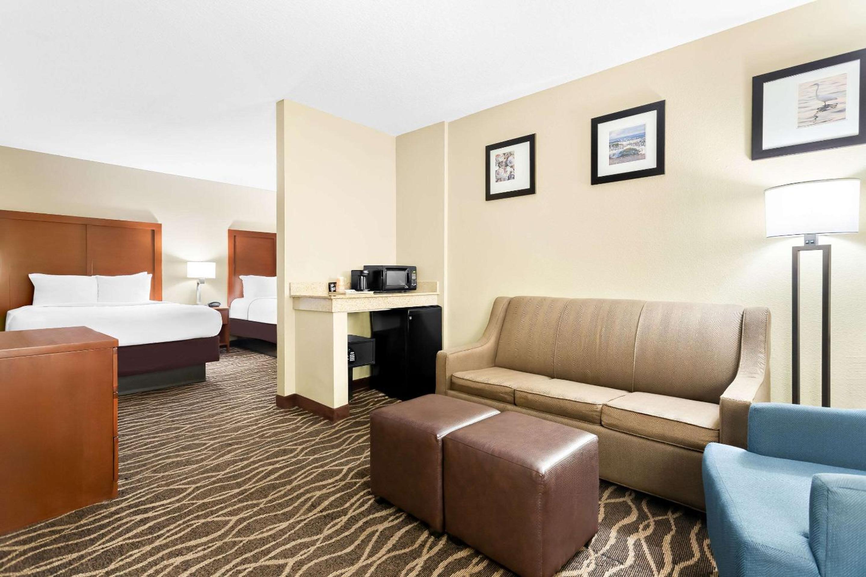 Queen Suite with Two Queen Beds - Accessible/Non-Smoking - Photo 4