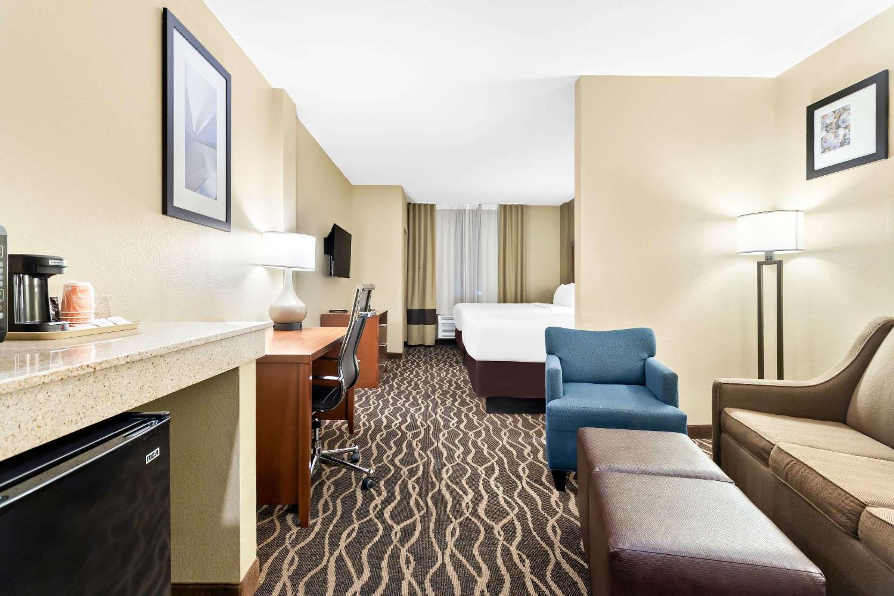 Queen Suite - Non-Smoking - Photo 3