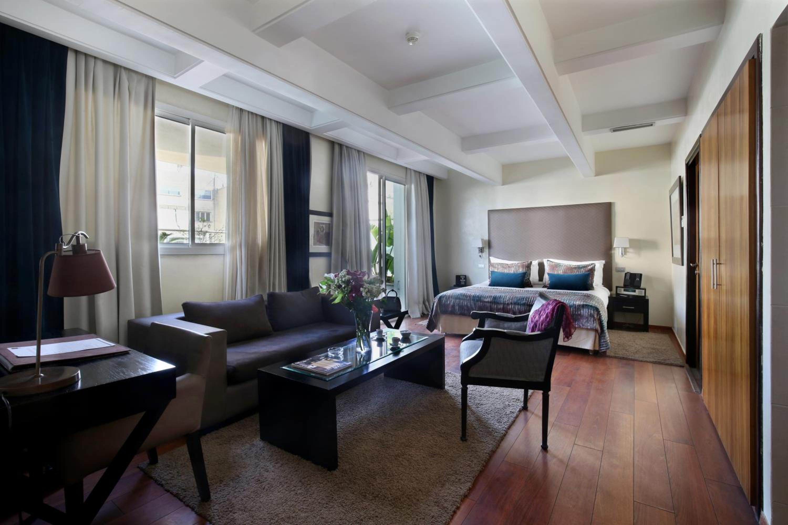 Deluxe King Suite photo 3