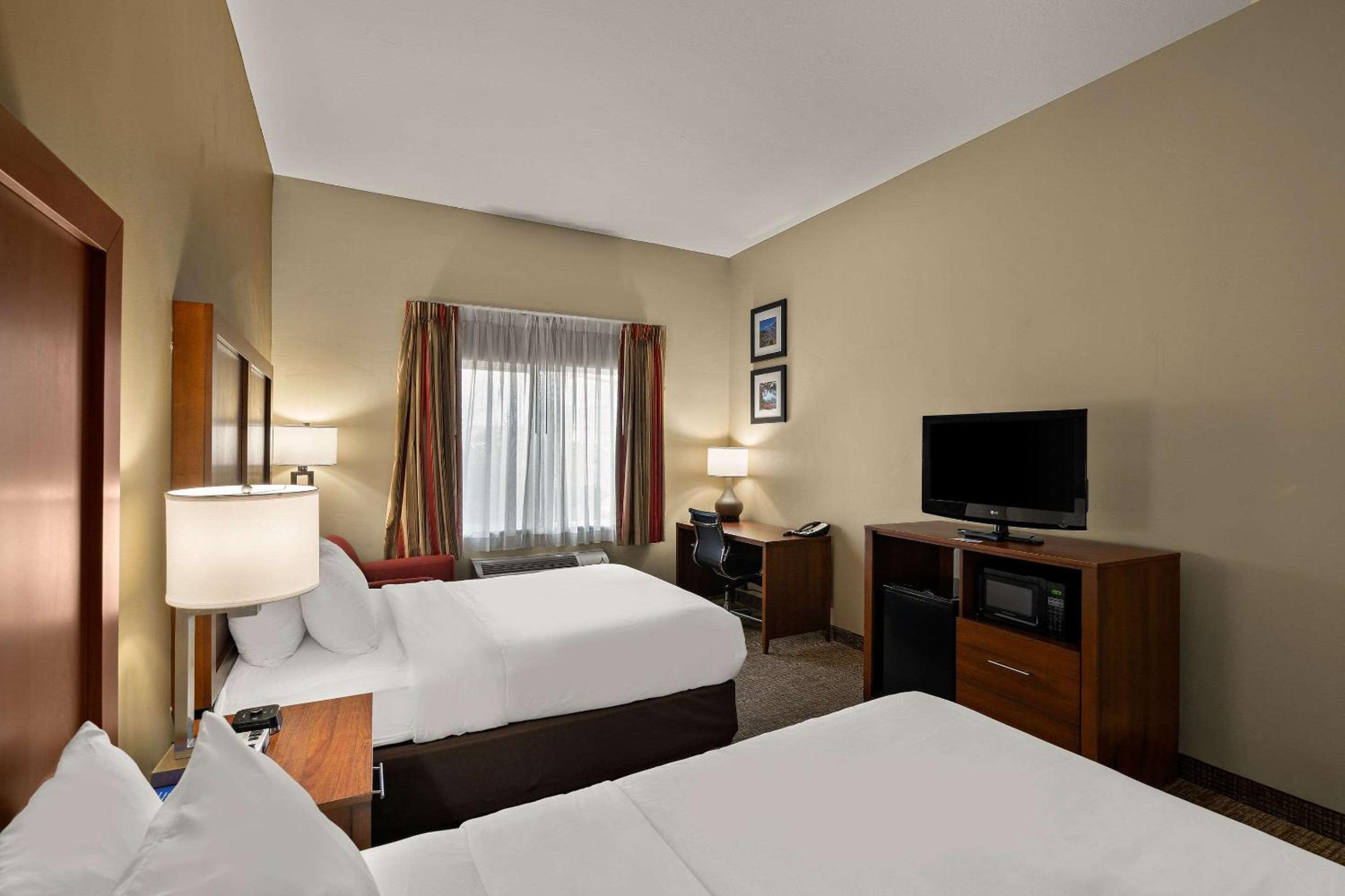 Queen Room with Two Queen Beds - Non-Smoking - Photo 1