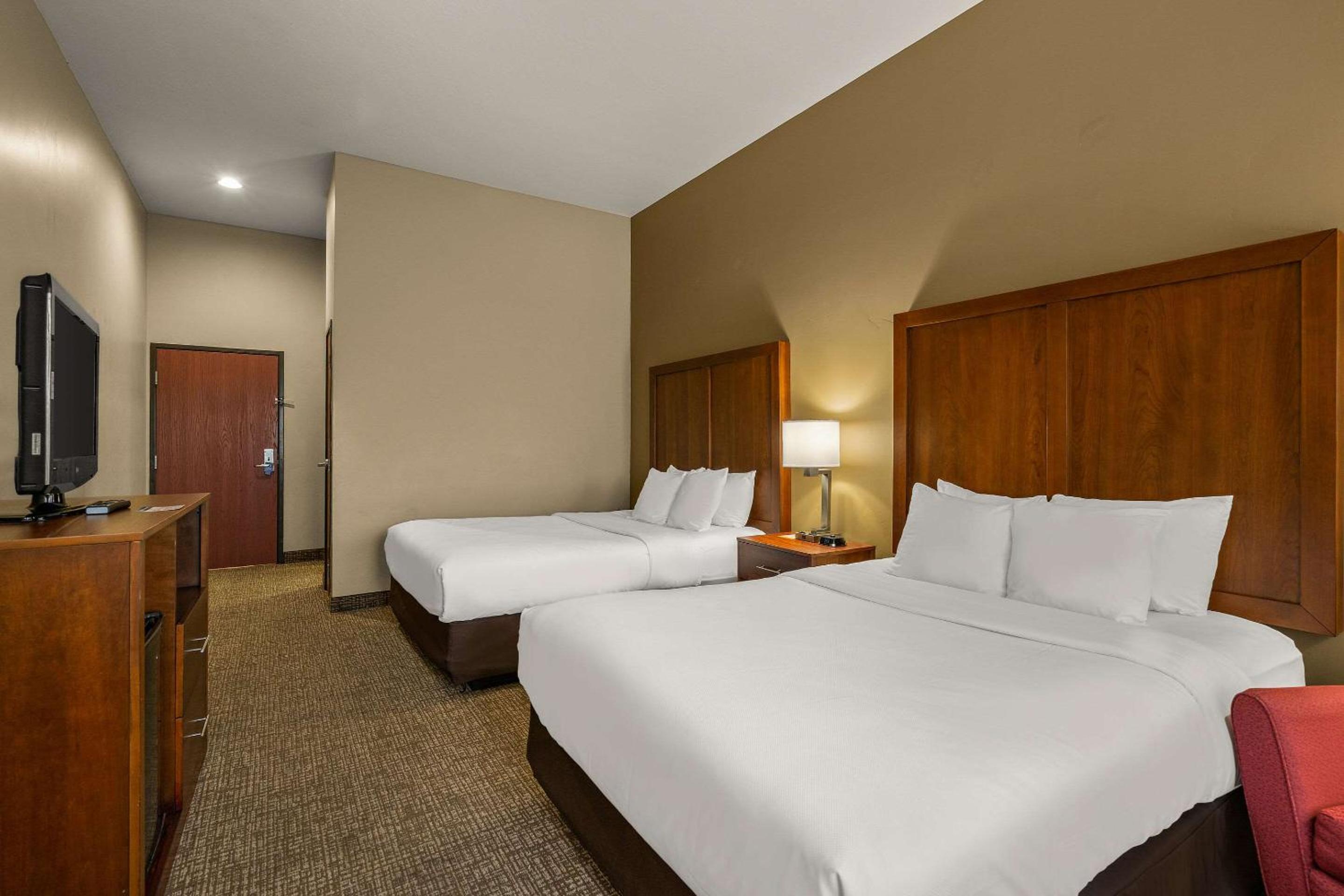 Queen Room with Two Queen Beds - Non-Smoking - Photo 5