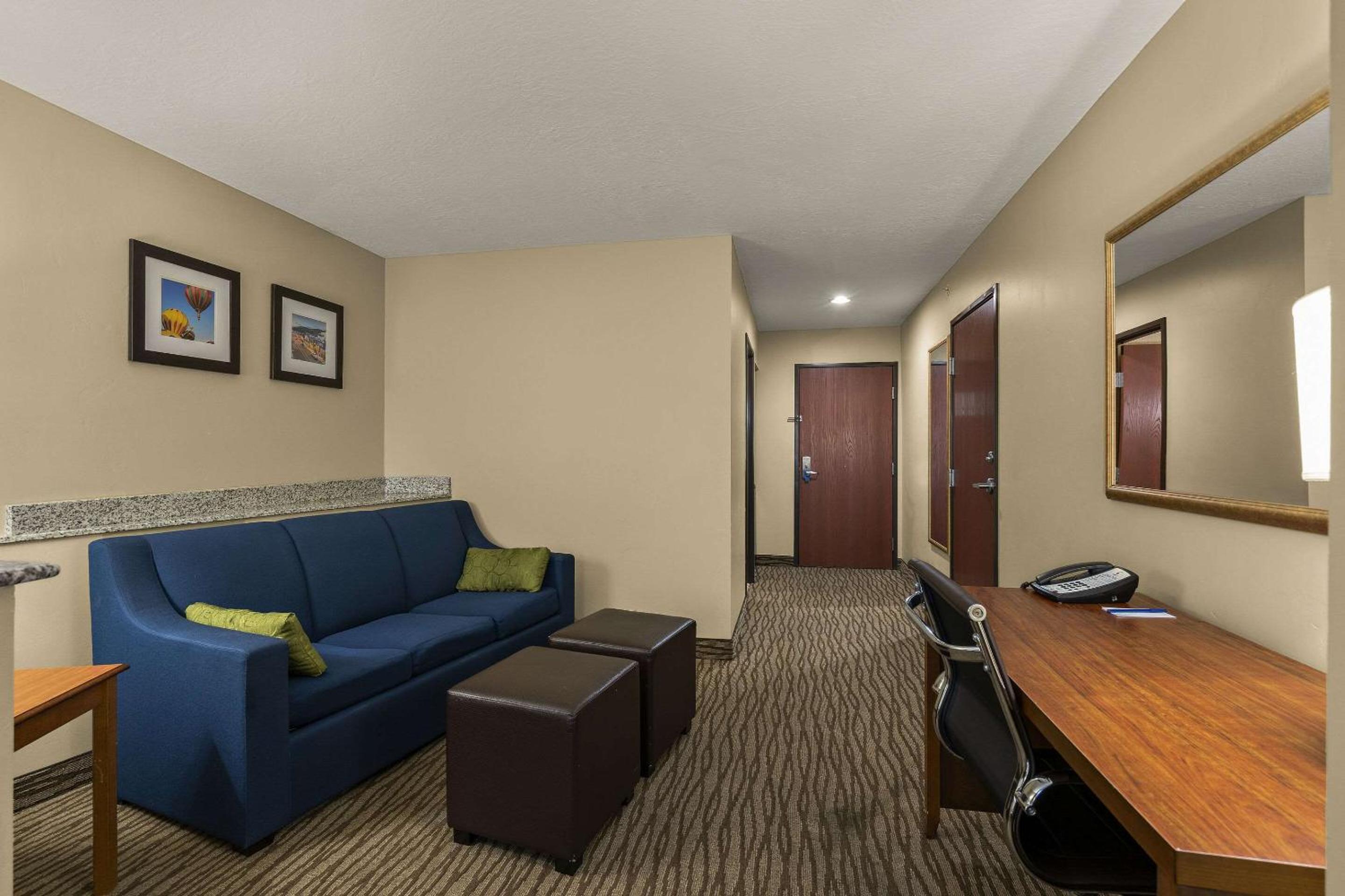 King Suite - Non-Smoking - Photo 7