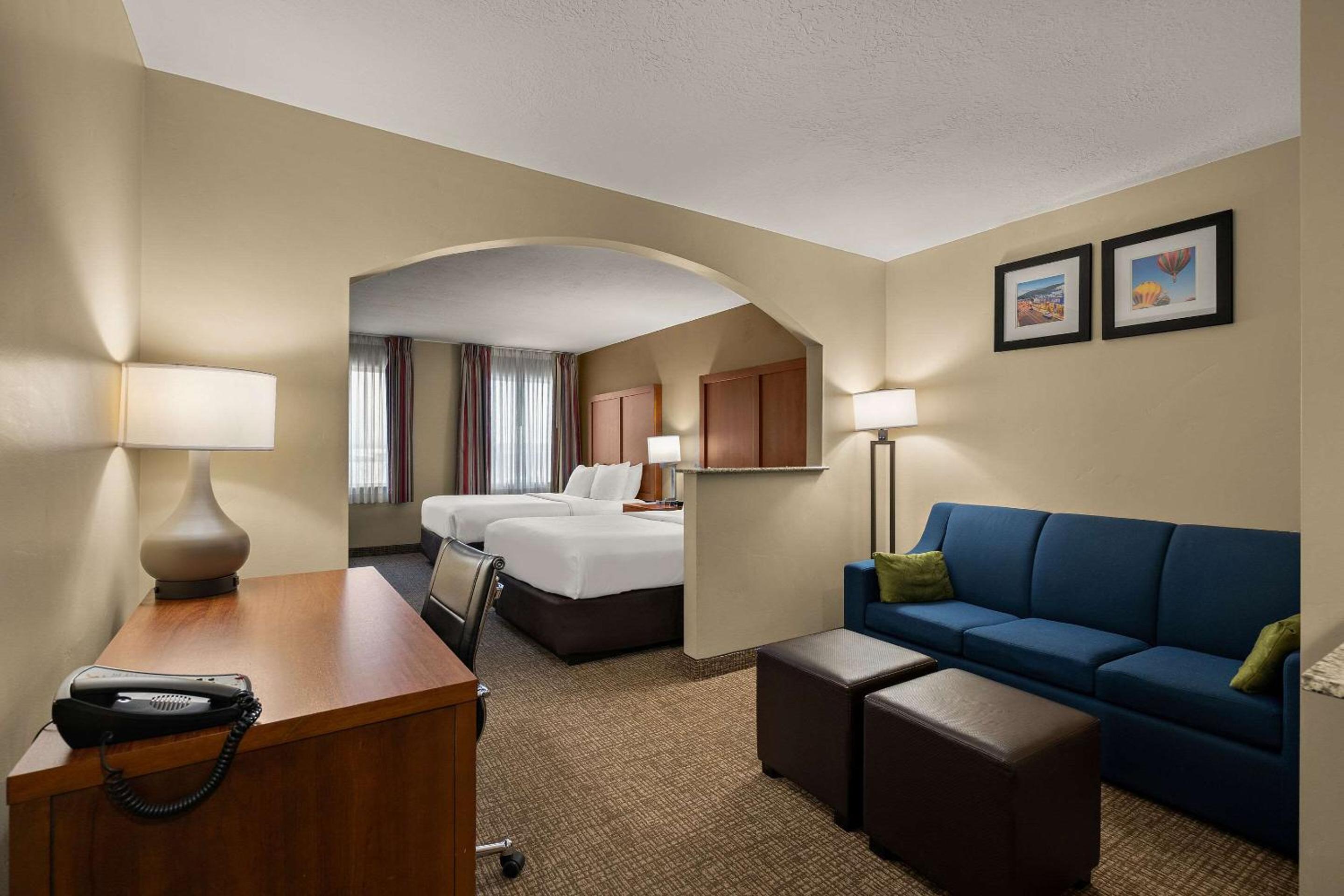 Queen Suite with Two Queen Beds - Non-Smoking - Photo 4