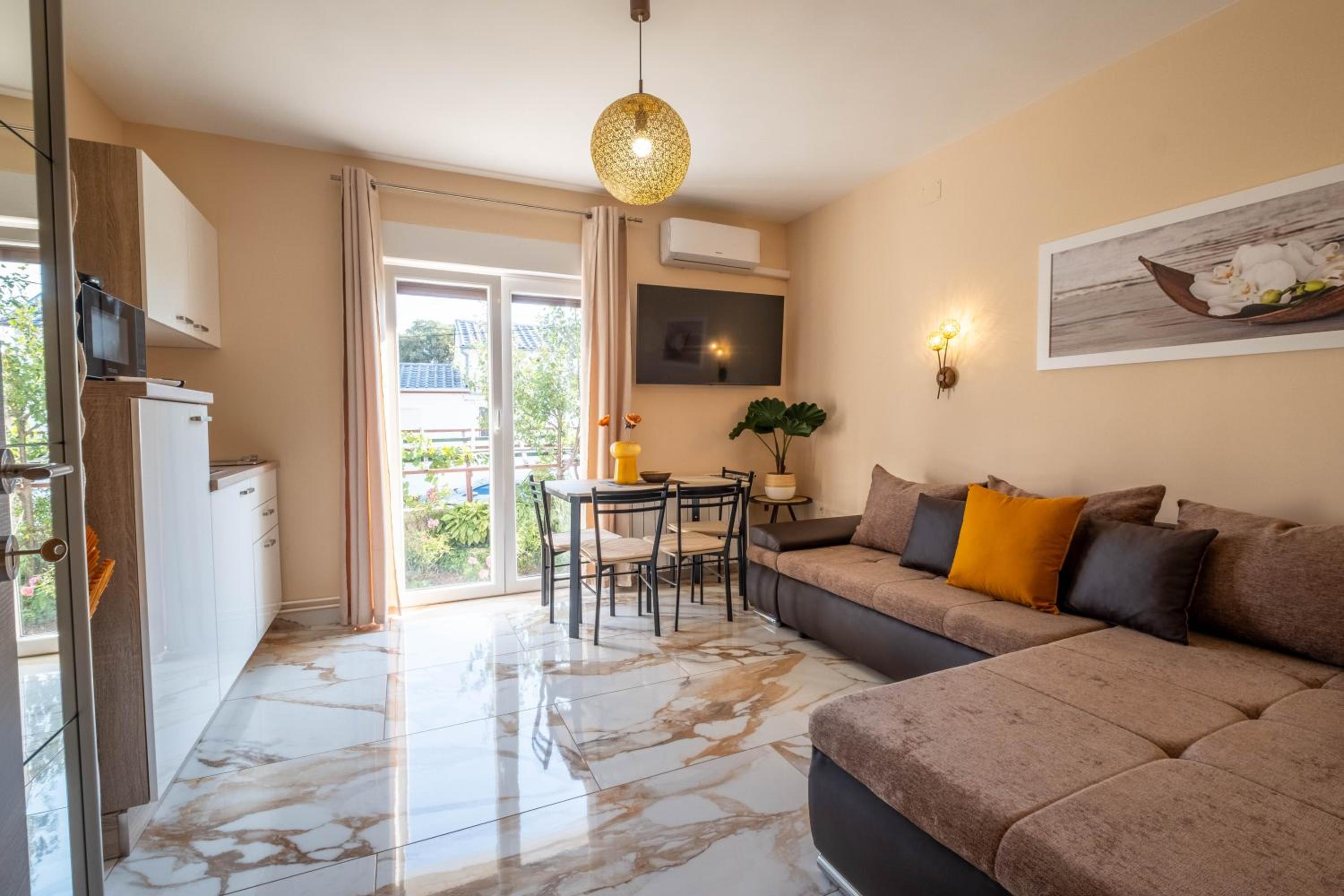 Deluxe One-Bedroom Apartment with Garden View photo 1