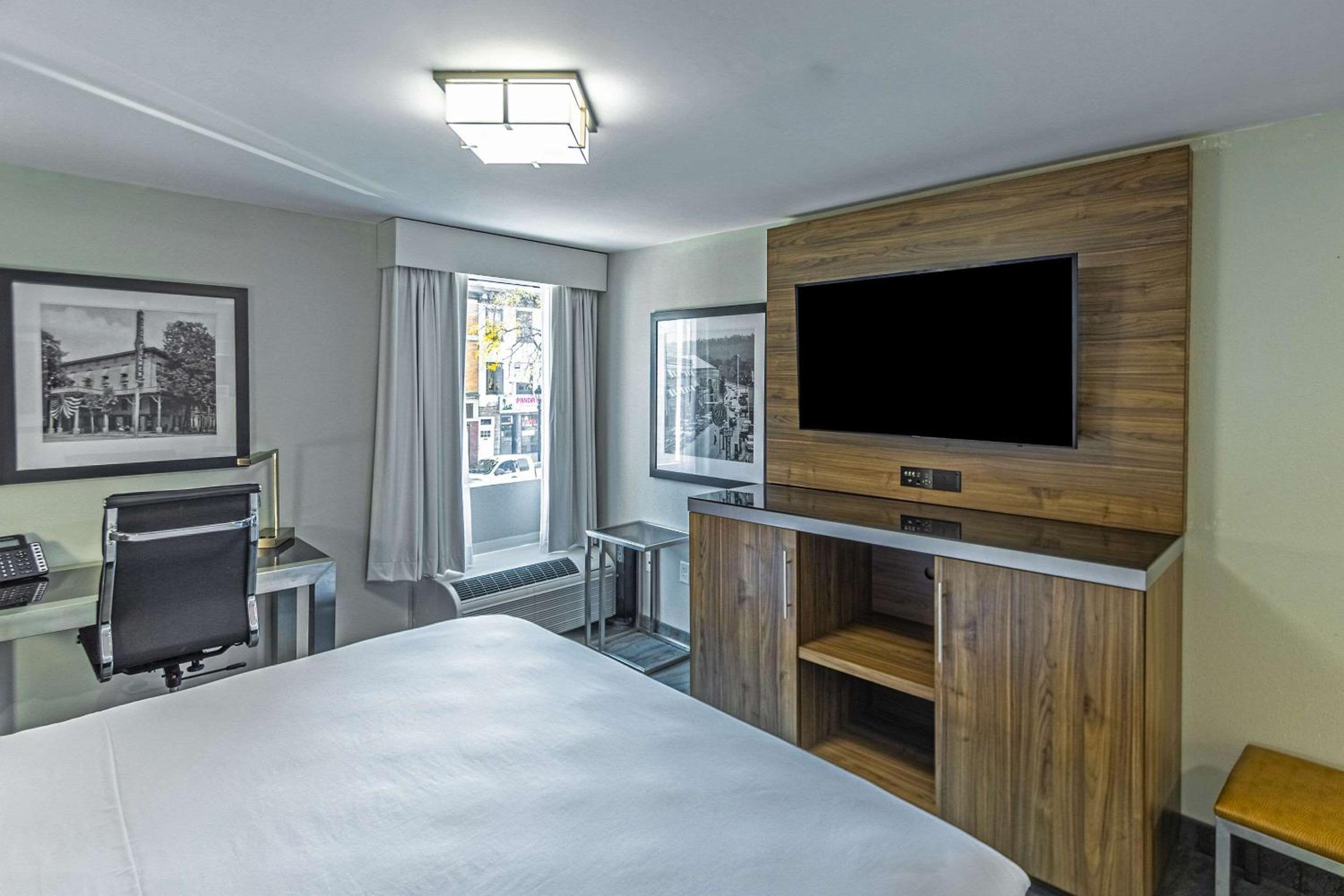 1 King Bed, City View - Photo 4