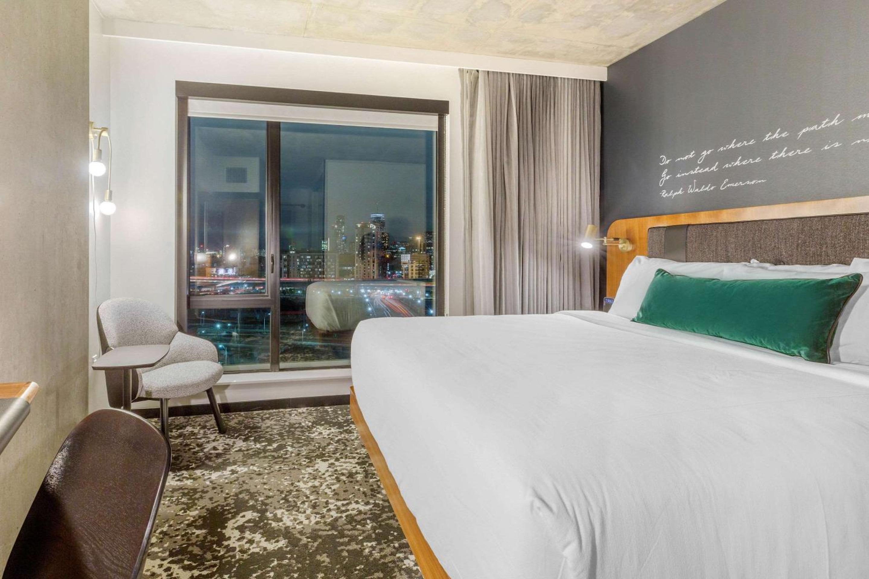 King Room - Non-Smoking - Photo 8