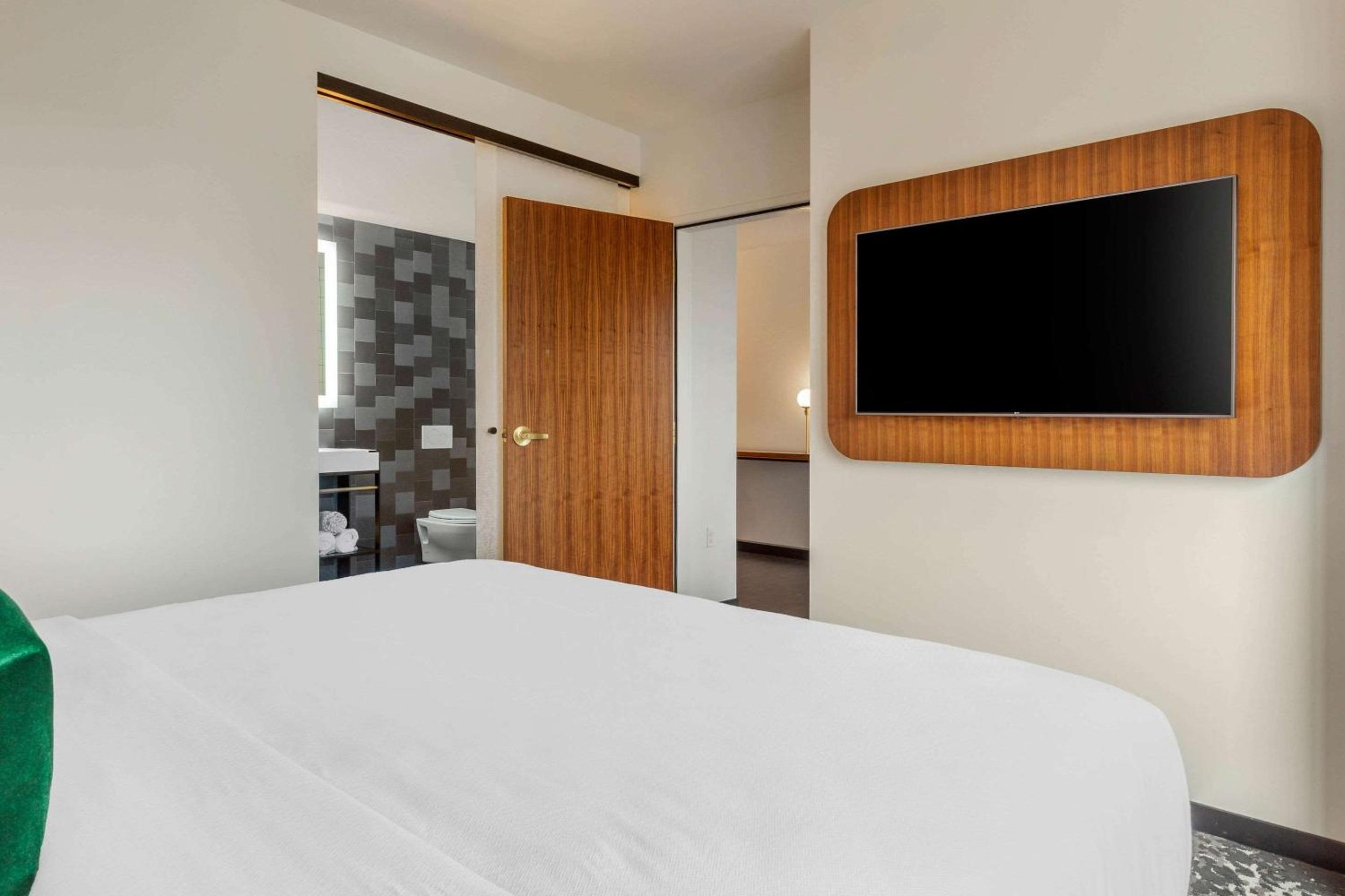 King Suite - Non-Smoking - Photo 9