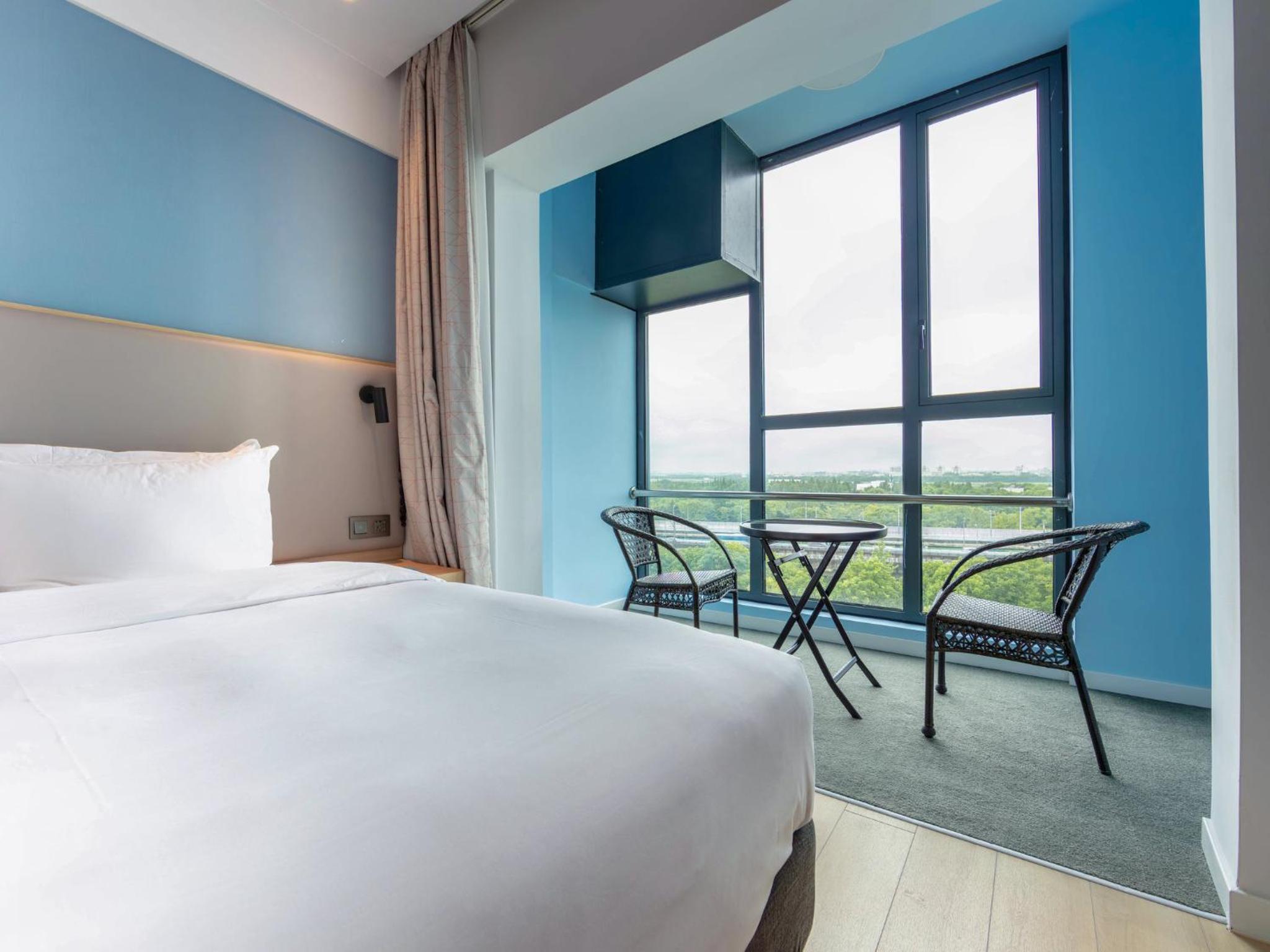 Standard King Room with Balcony - High Floor photo 2