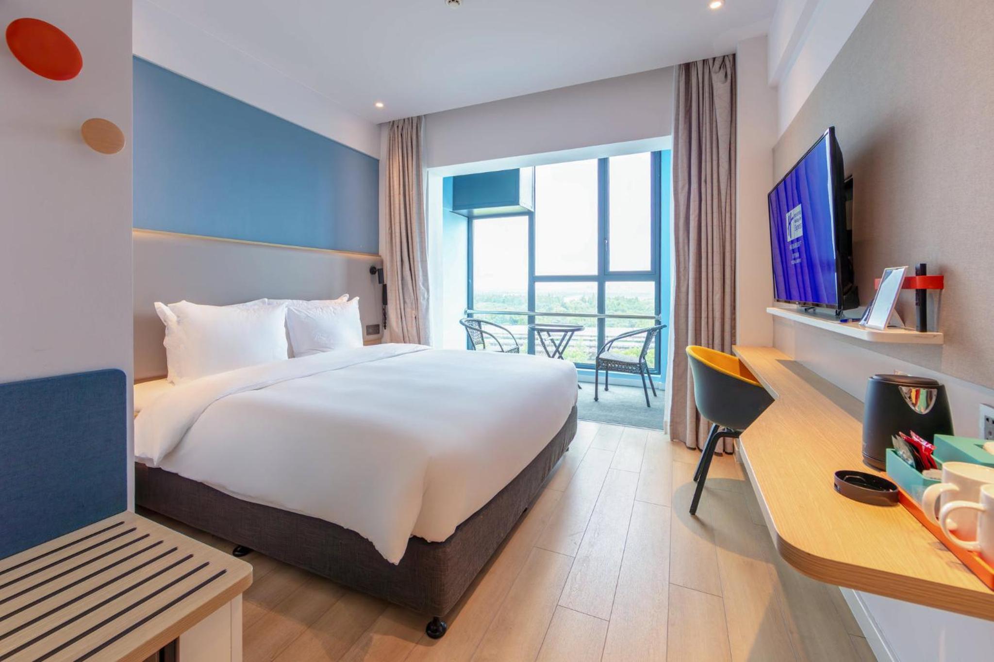 Standard King Room with Balcony - High Floor photo 1