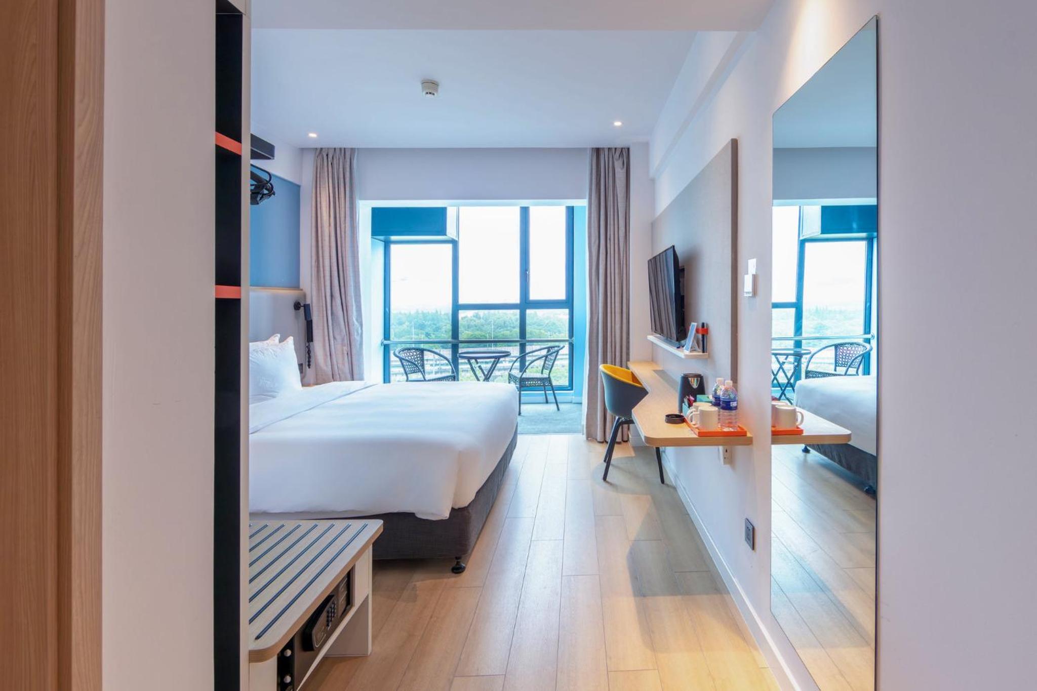Standard King Room with Balcony - High Floor photo 3