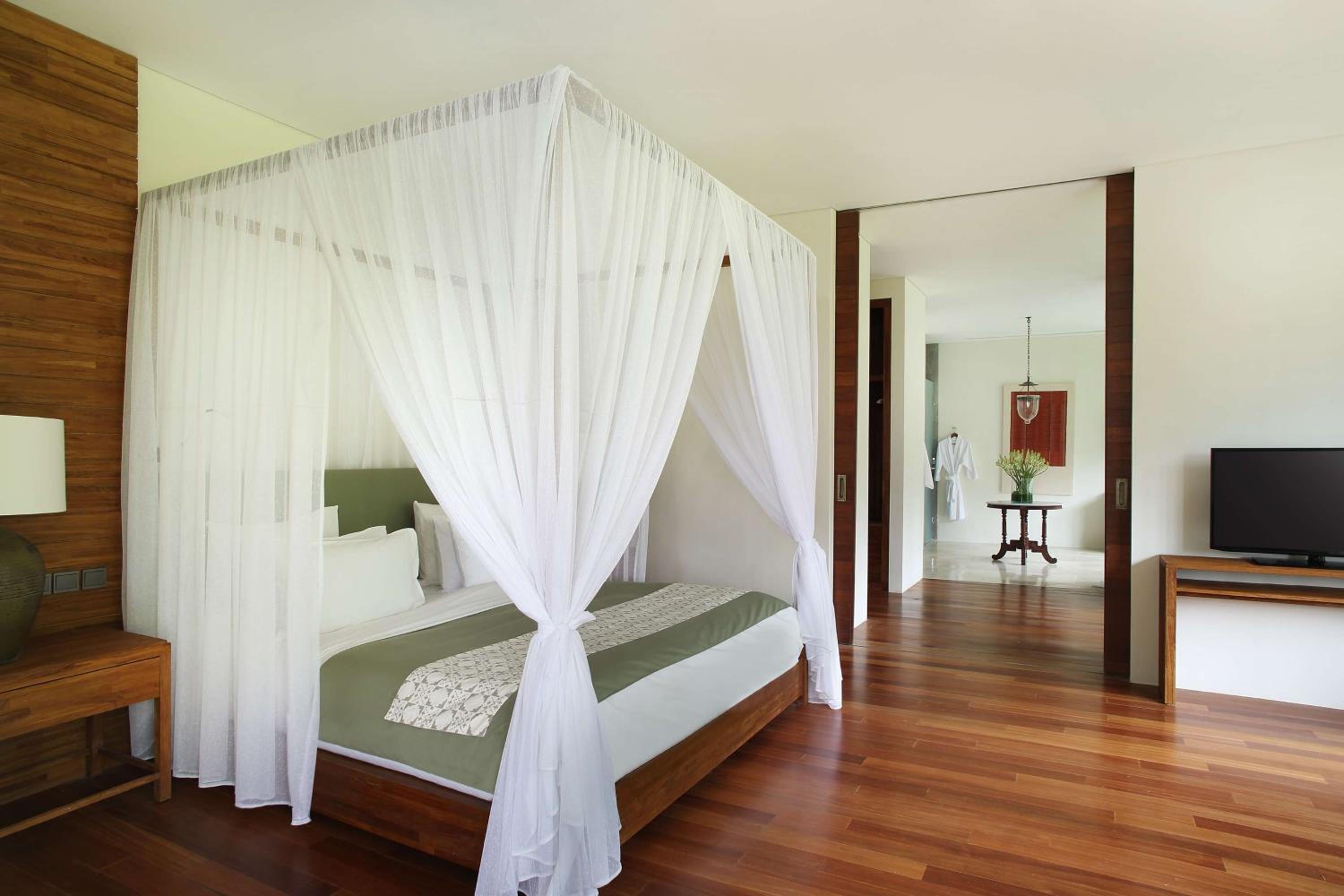 Forest Villa ,Daily Afternoon Tea, Complimentary 60-minute photography session with one photo included, Daily schedule shuttle service to Ubud, Daily wellness activities, Bicycles for personal use around the resort