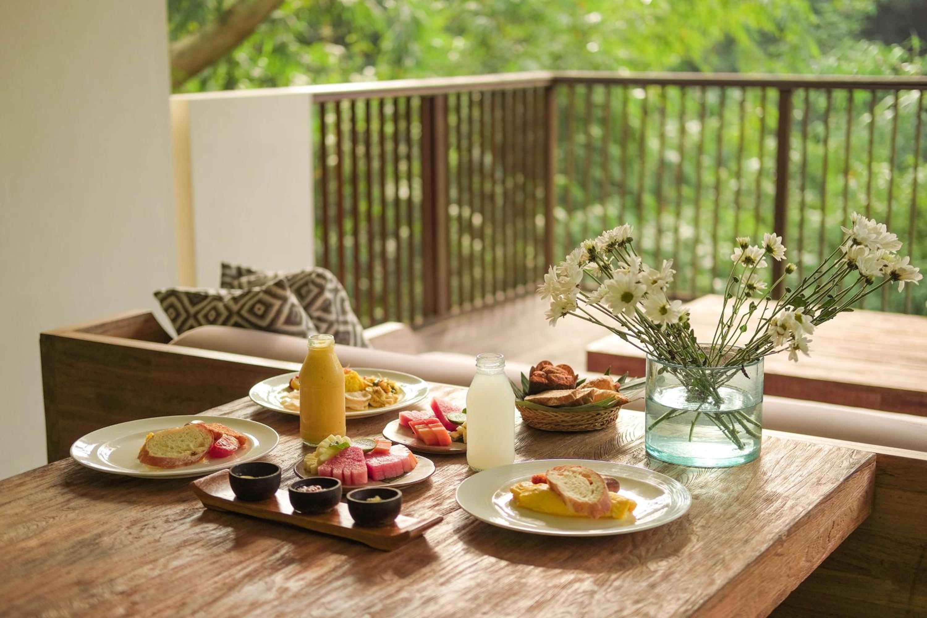 Forest Villa ,Daily Afternoon Tea, Complimentary 60-minute photography session with one photo included, Daily schedule shuttle service to Ubud, Daily wellness activities, Bicycles for personal use around the resort thumbnail 6