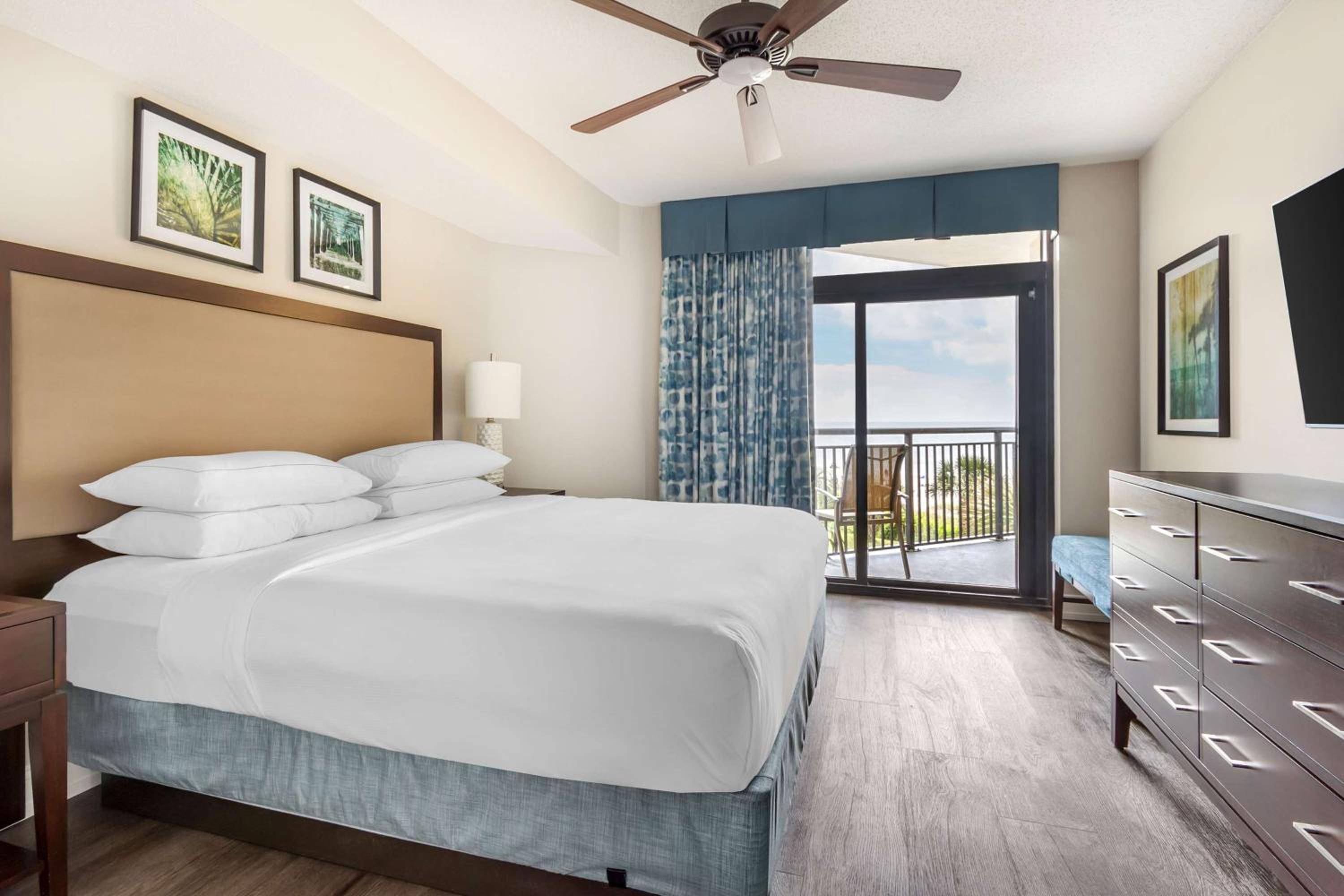 Two-Bedroom Room with Roll-In Shower and Ocean Front - Hearing Accessible - Photo 4