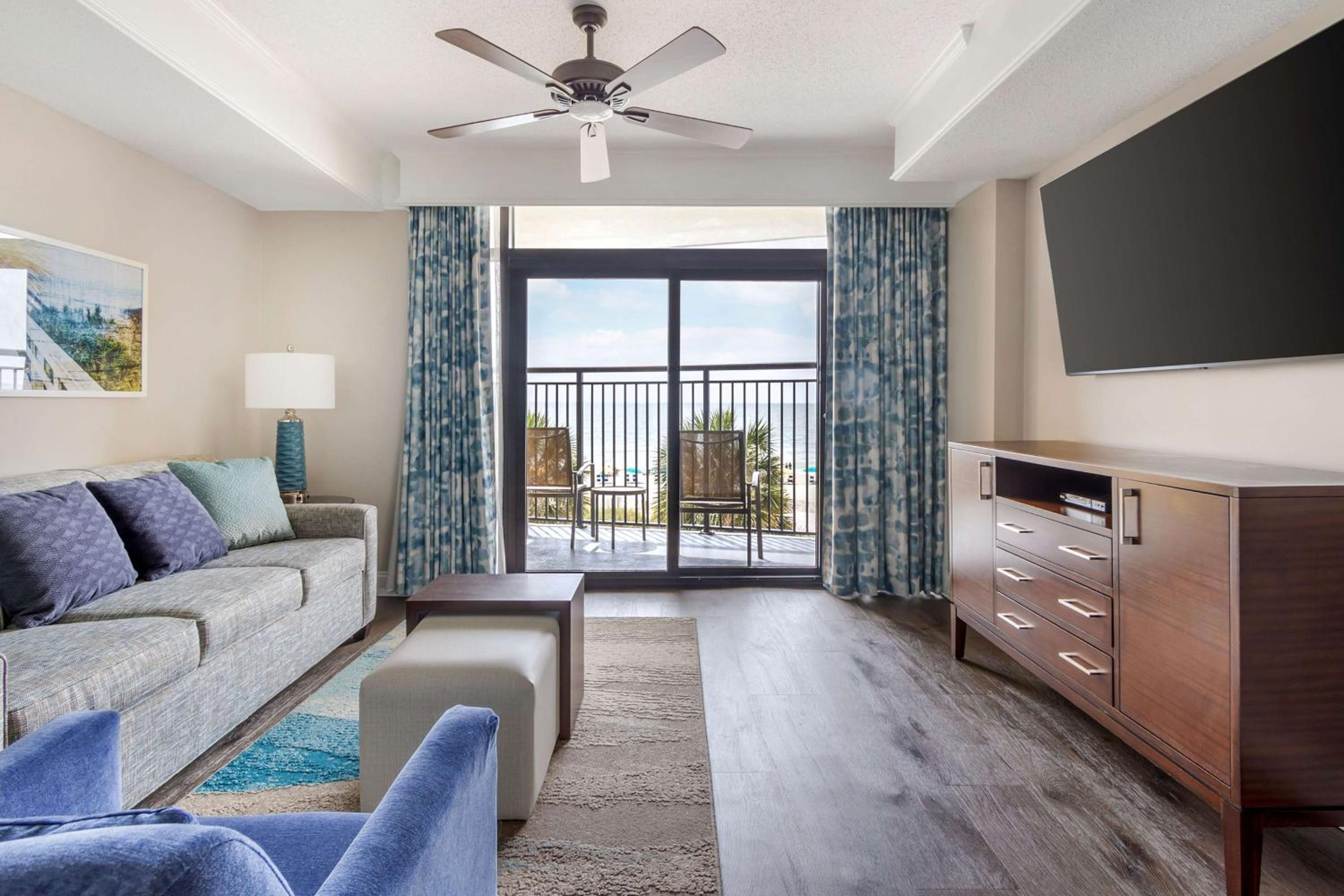 One-Bedroom King Suite with Roll-In Shower and Ocean Front - Hearing Accessible - Photo 2