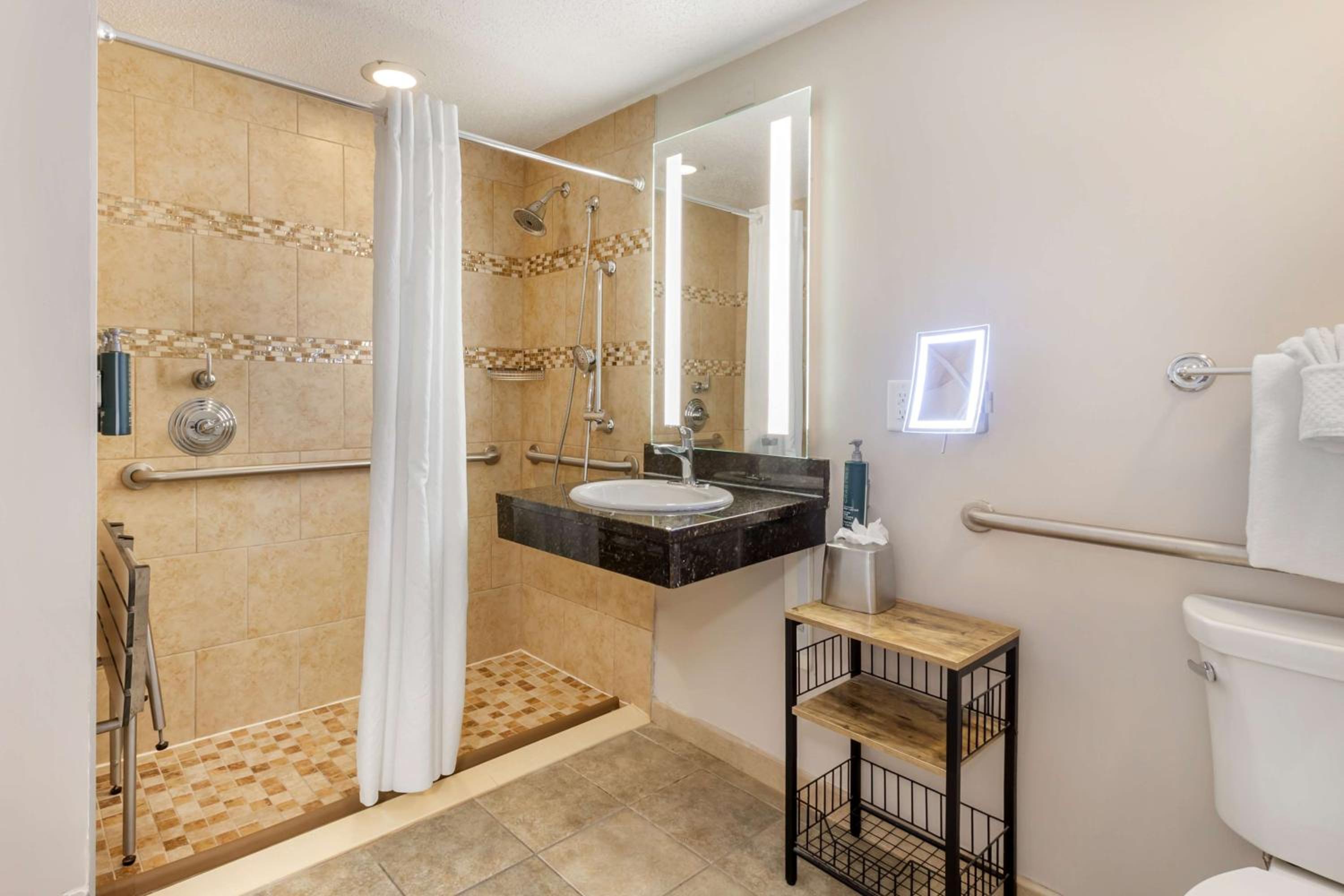 One-Bedroom King Suite with Roll-In Shower and Ocean Front - Hearing Accessible - Photo 4