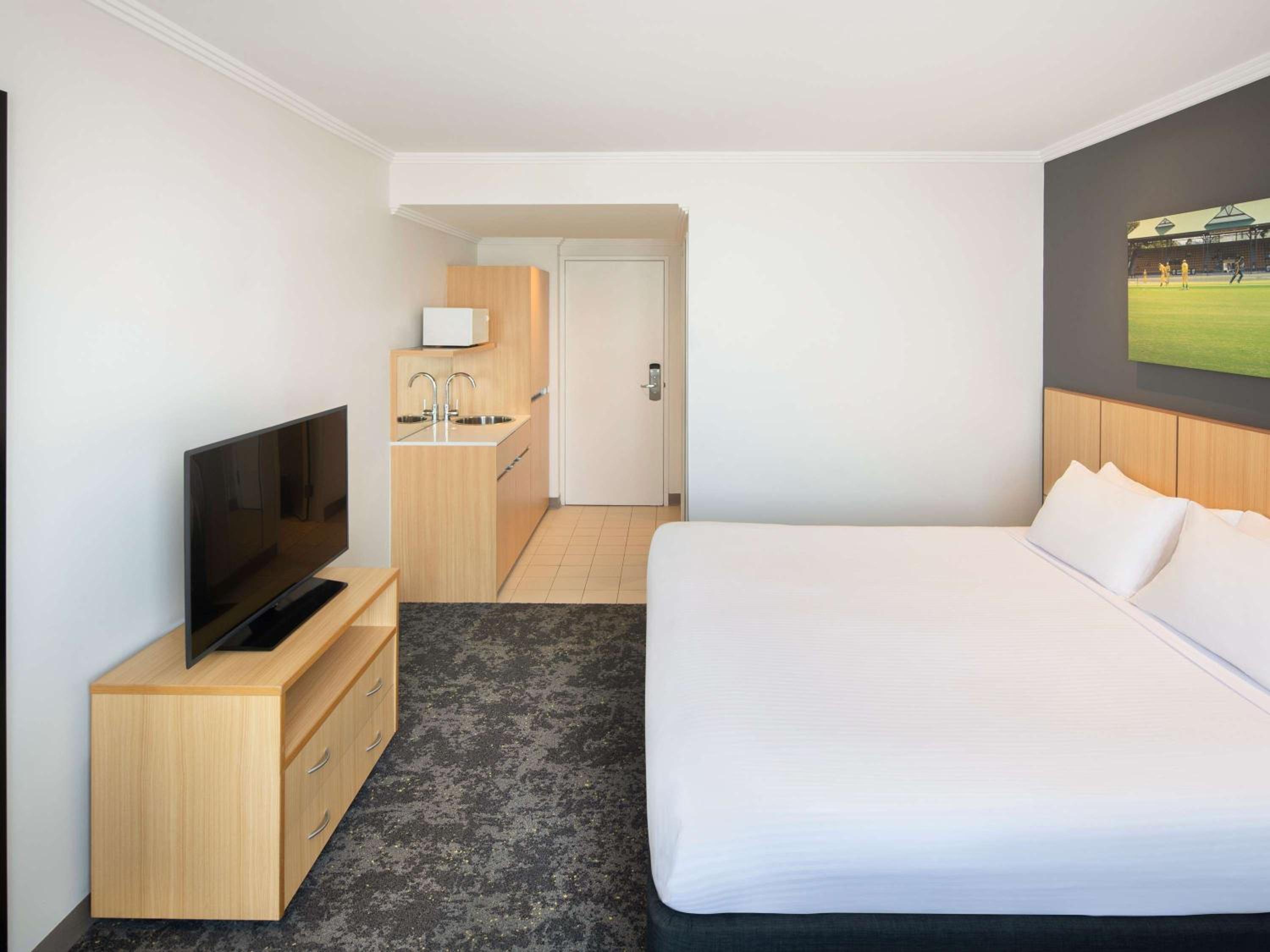 Standard Queen Room - Photo 8