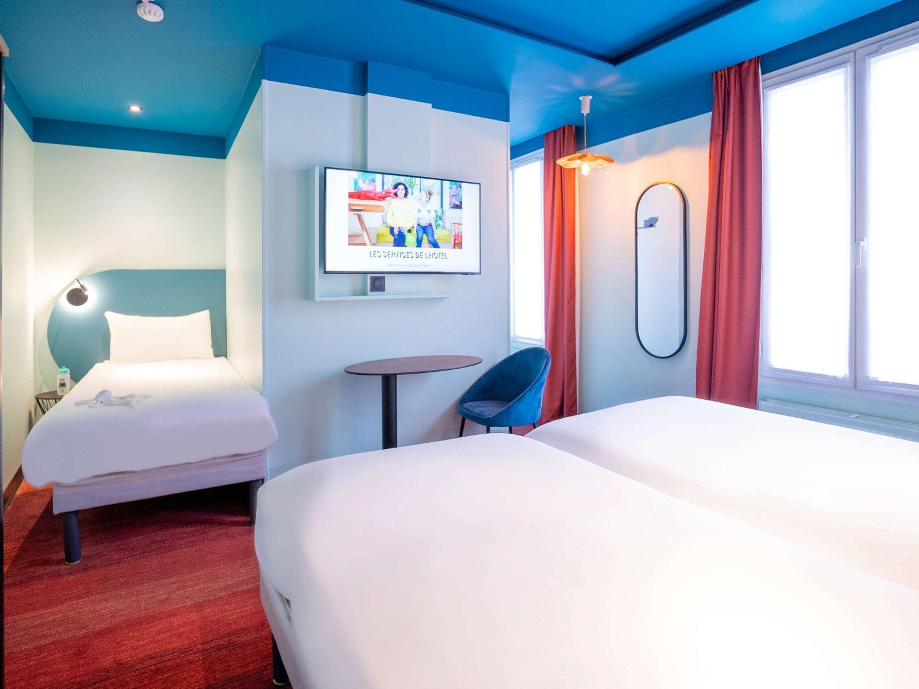 Standard Room With Three Single Beds thumbnail 6