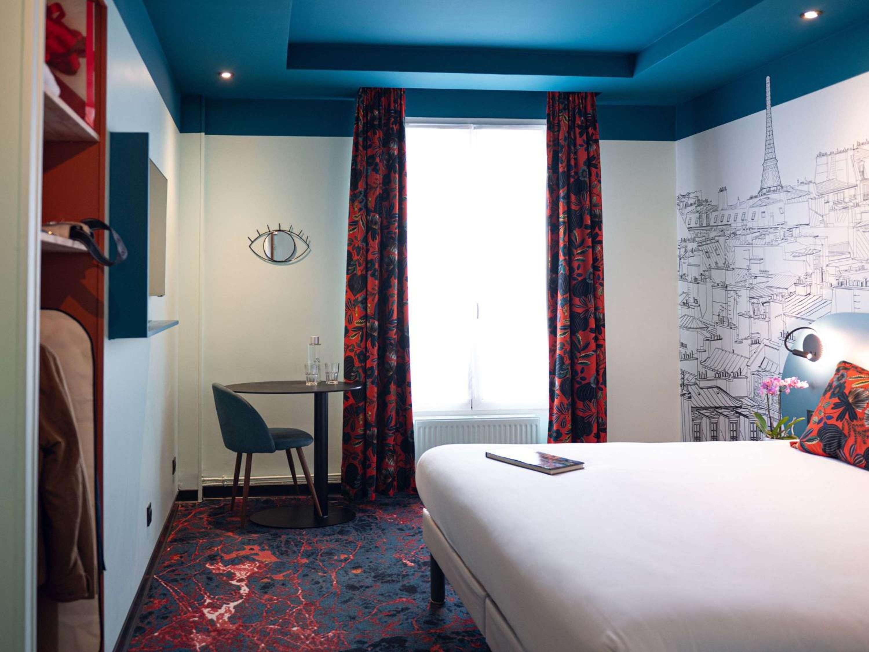 Standard Room With Three Single Beds thumbnail 5