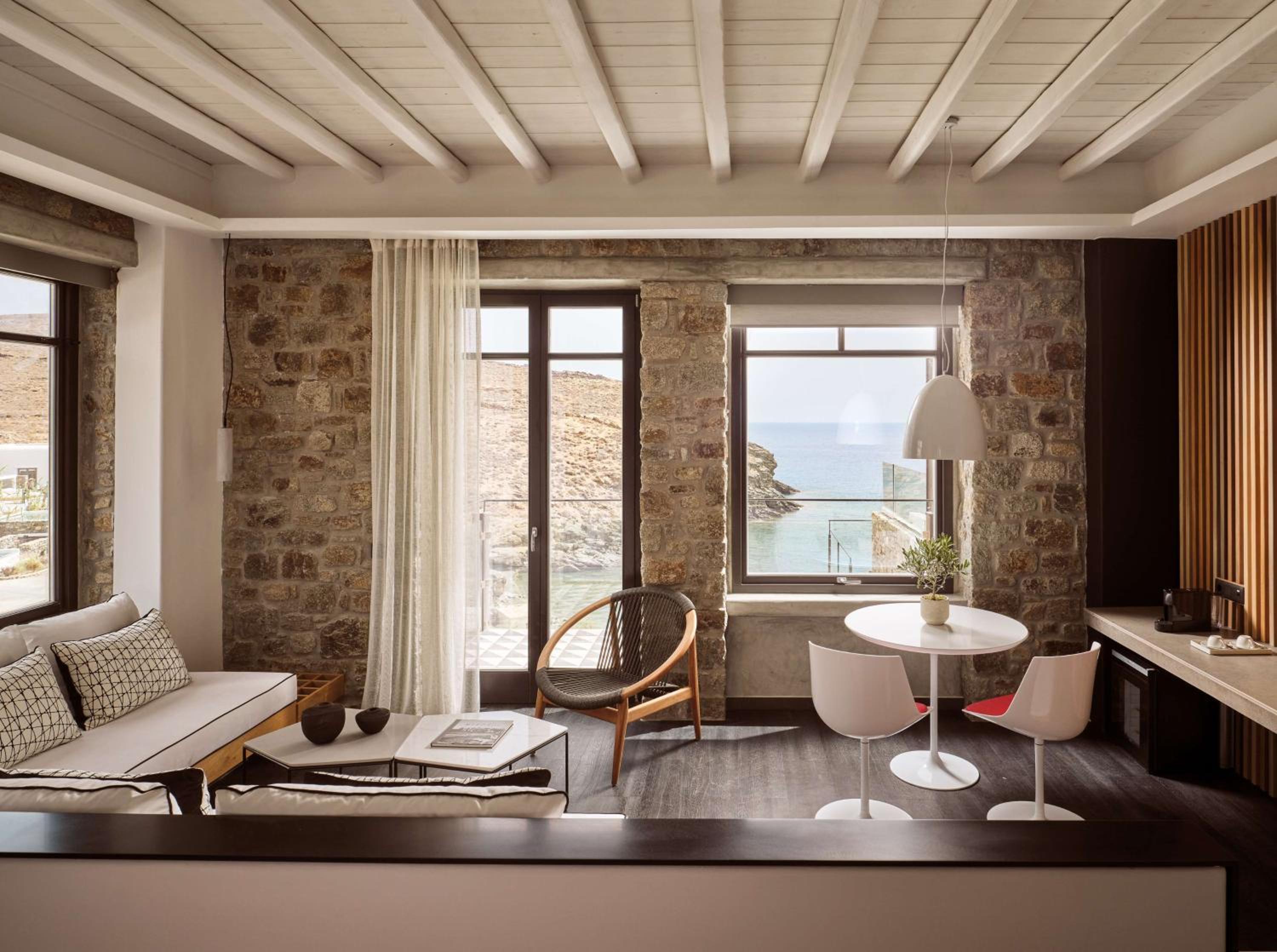 Panoramic King Suite with Spa - Photo 1