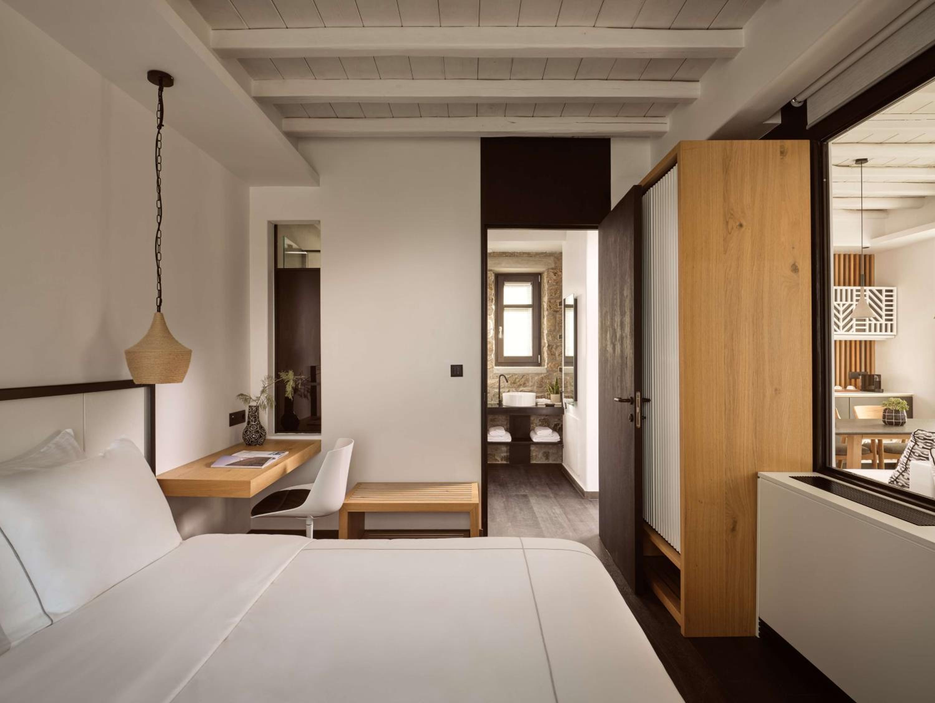 Panoramic King Suite with Spa - Photo 9
