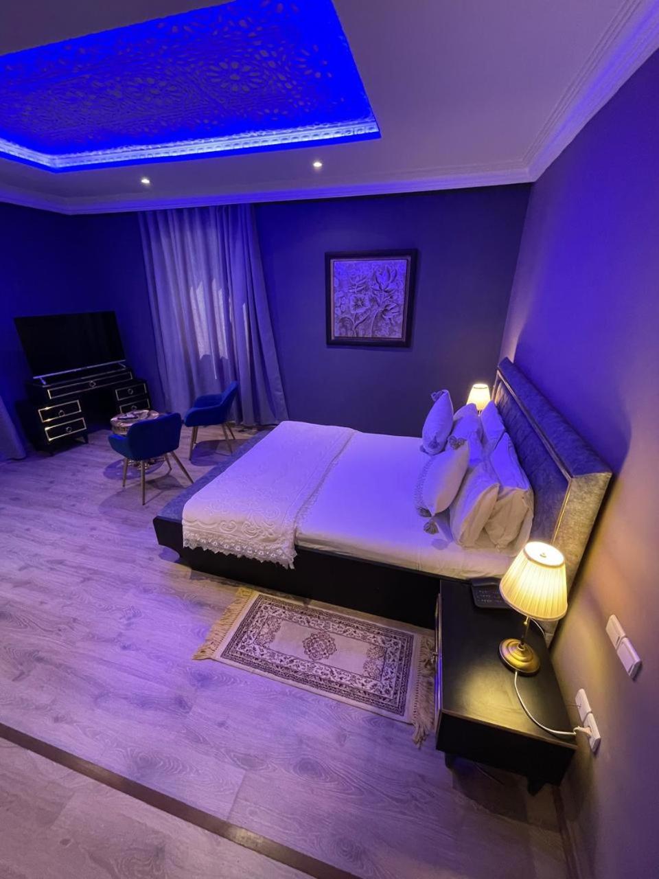 King Suite with Balcony - Photo 4