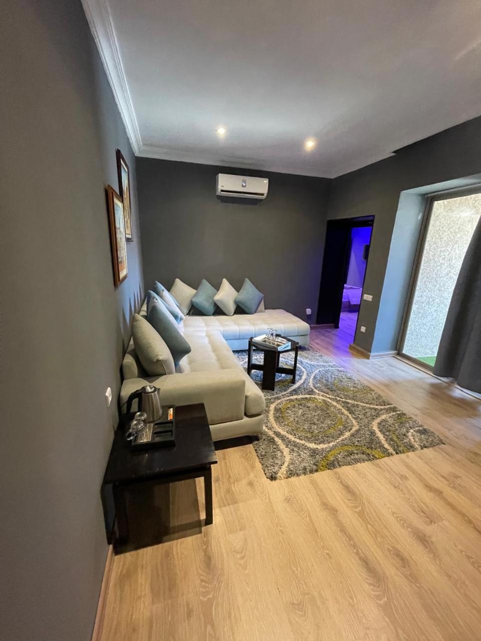 King Suite with Balcony - Photo 5