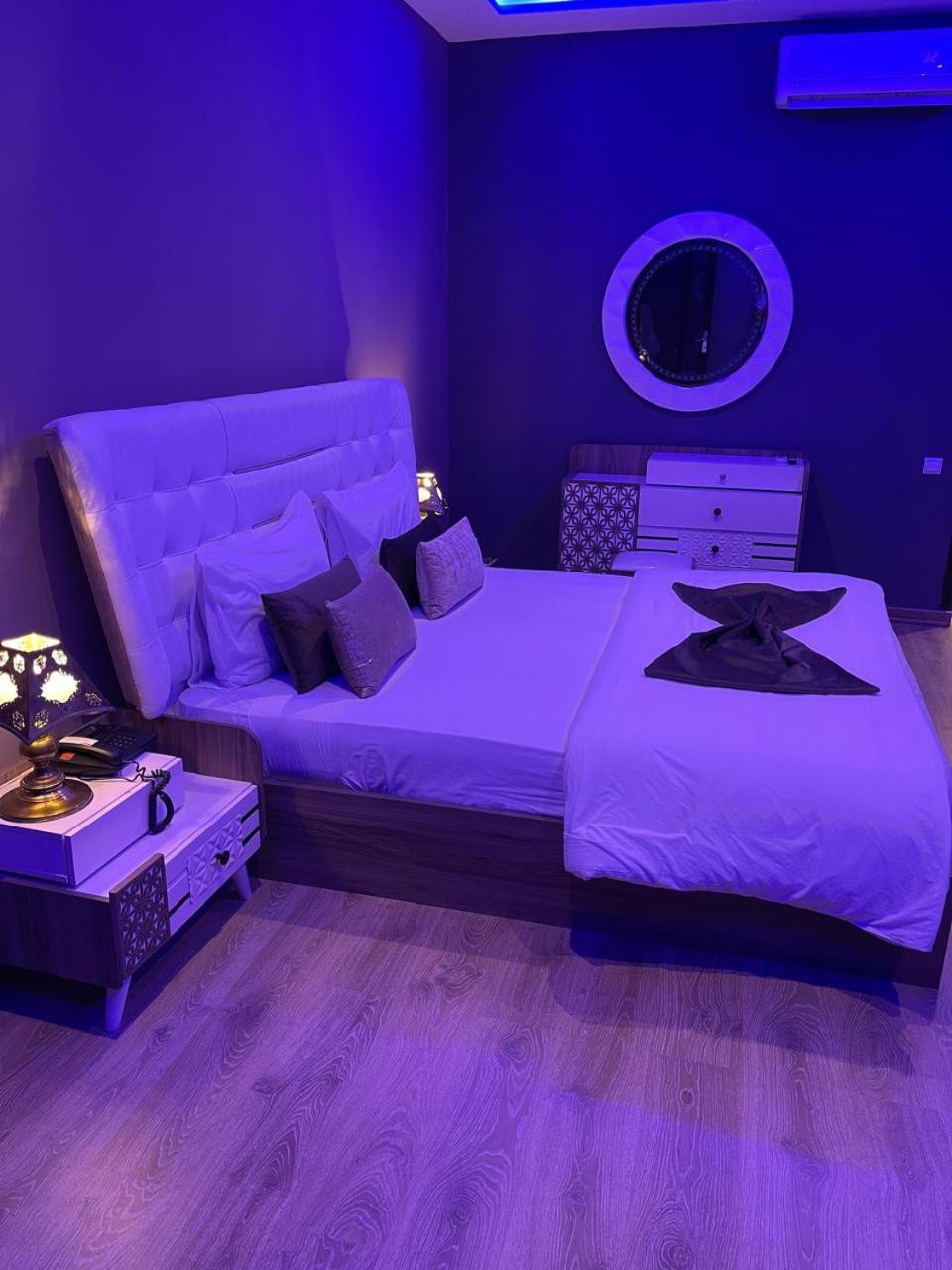 King Suite with Balcony - Photo 3