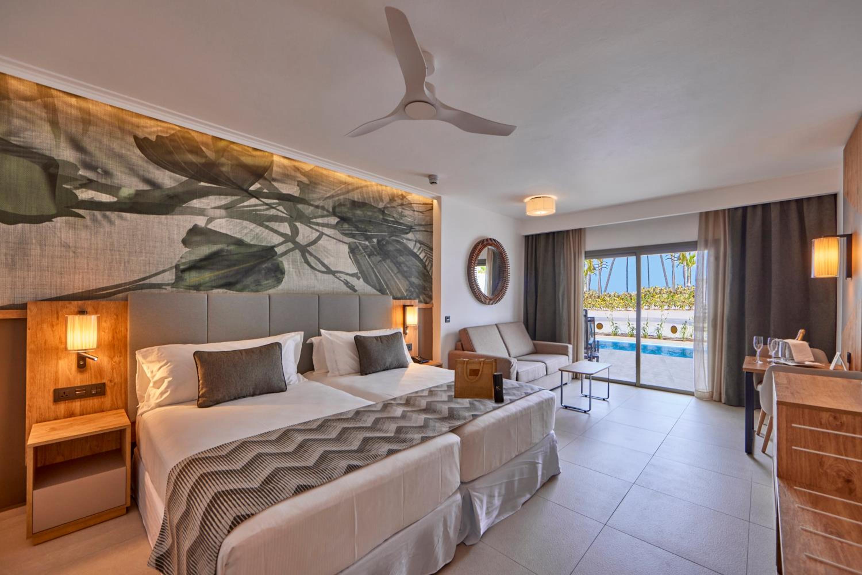 Swim Up Junior Suite - Elite Club
