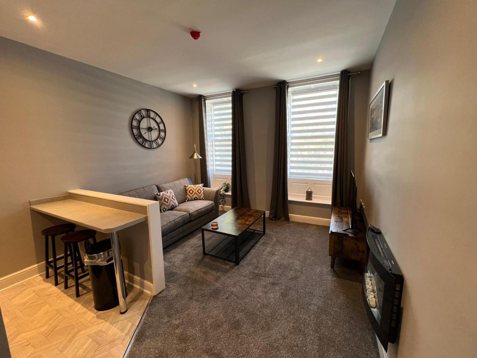 One-Bedroom Apartment photo 2