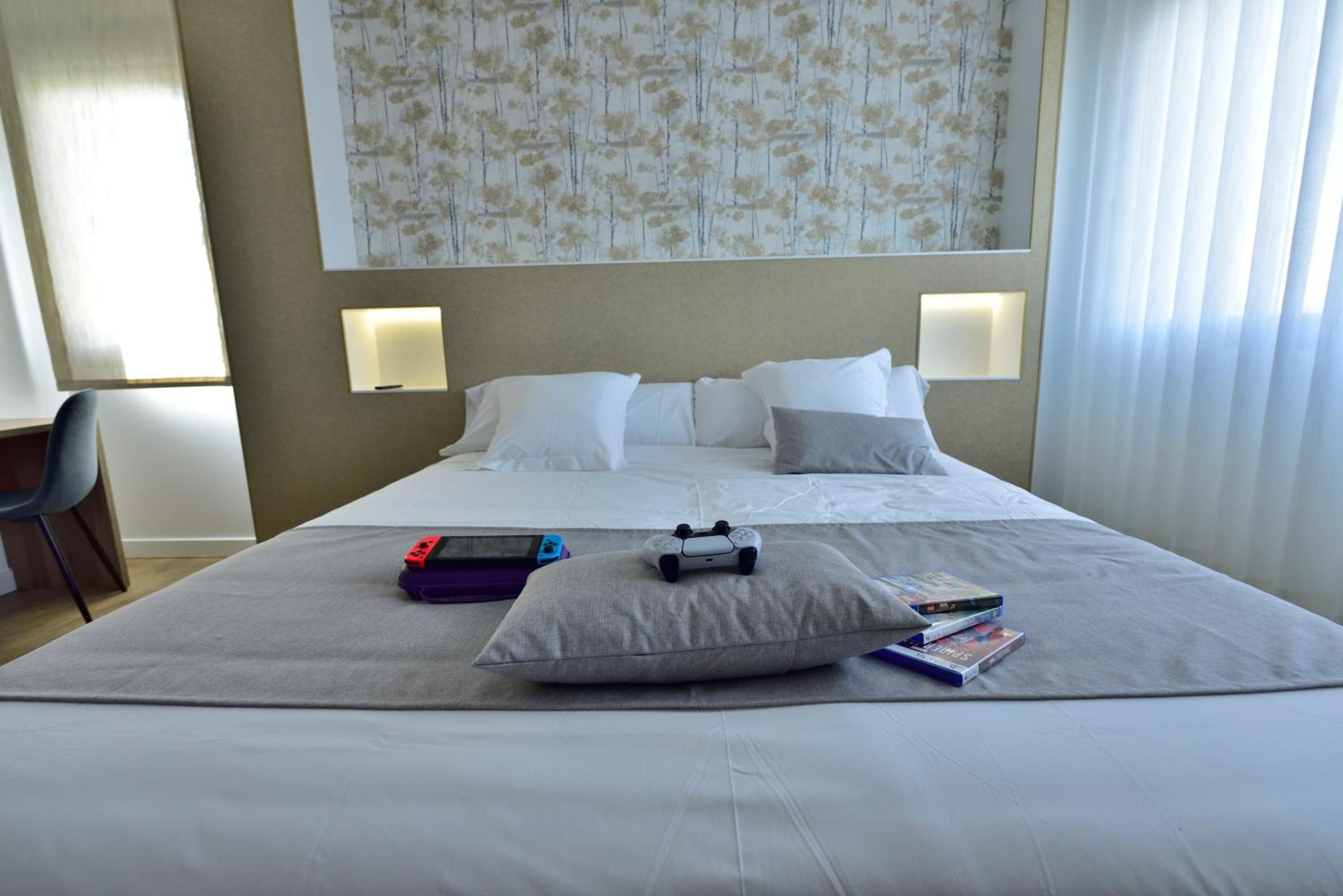 Deluxe Room - Photo 13