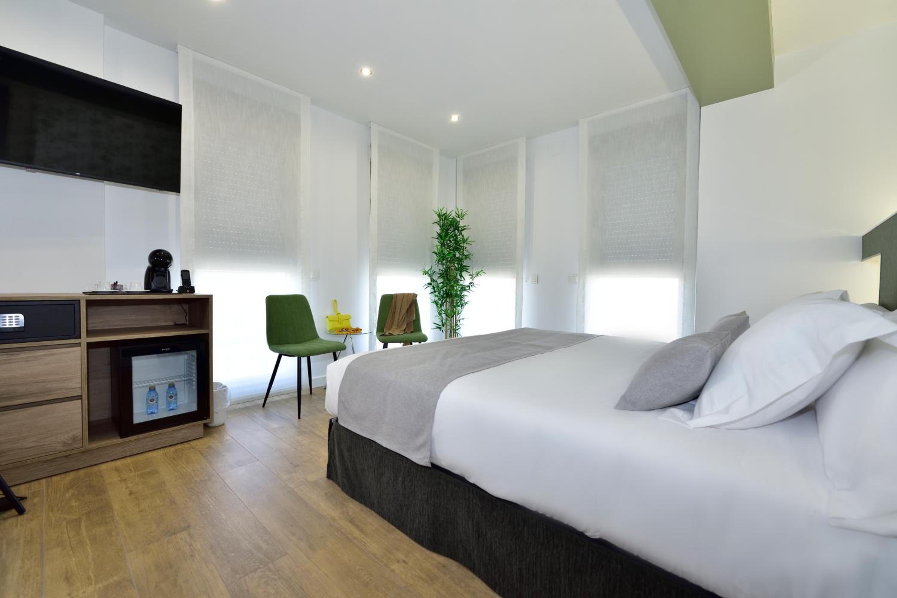 Deluxe Room - Photo 12