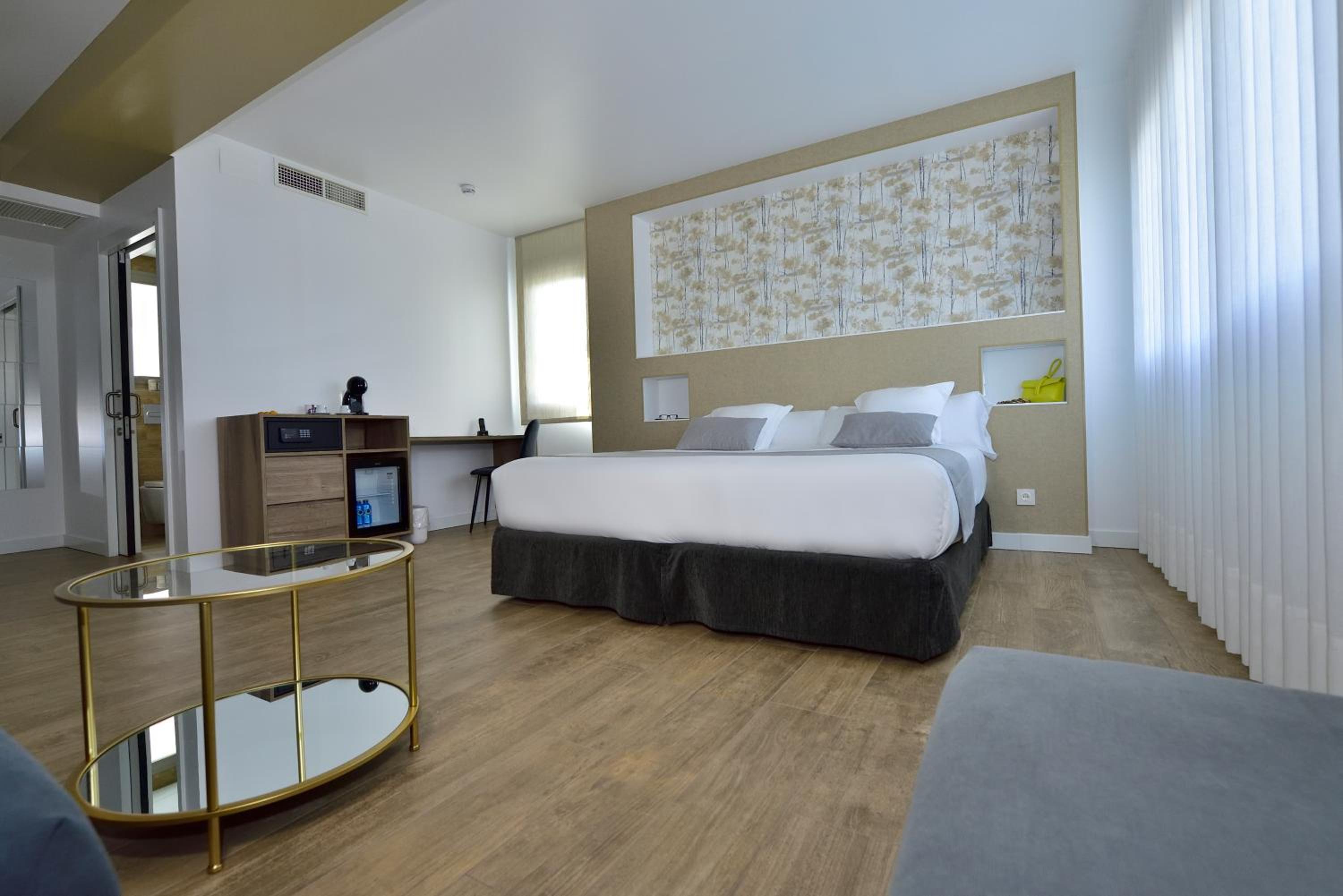 Deluxe Room - Photo 11