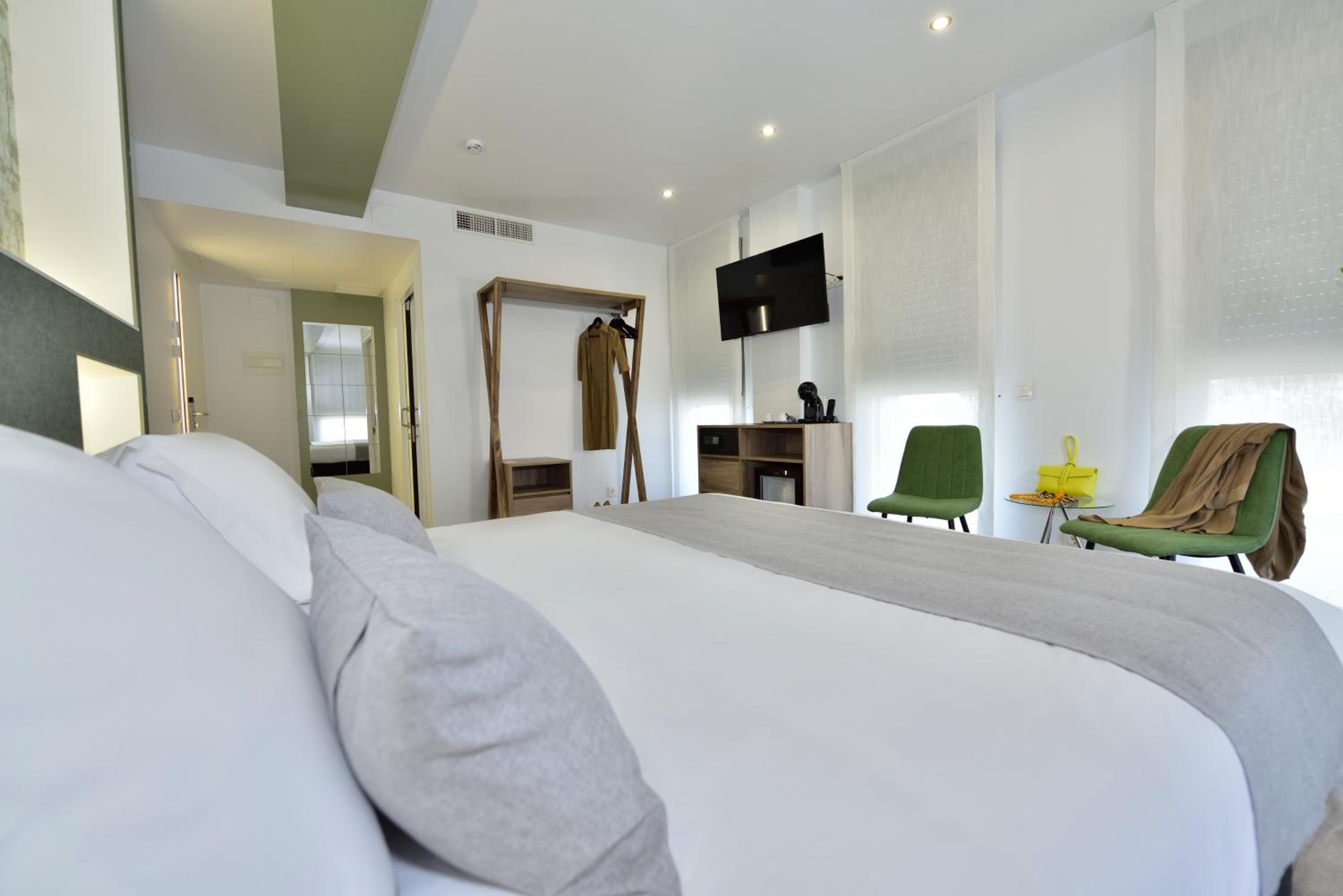 Deluxe Room - Photo 10